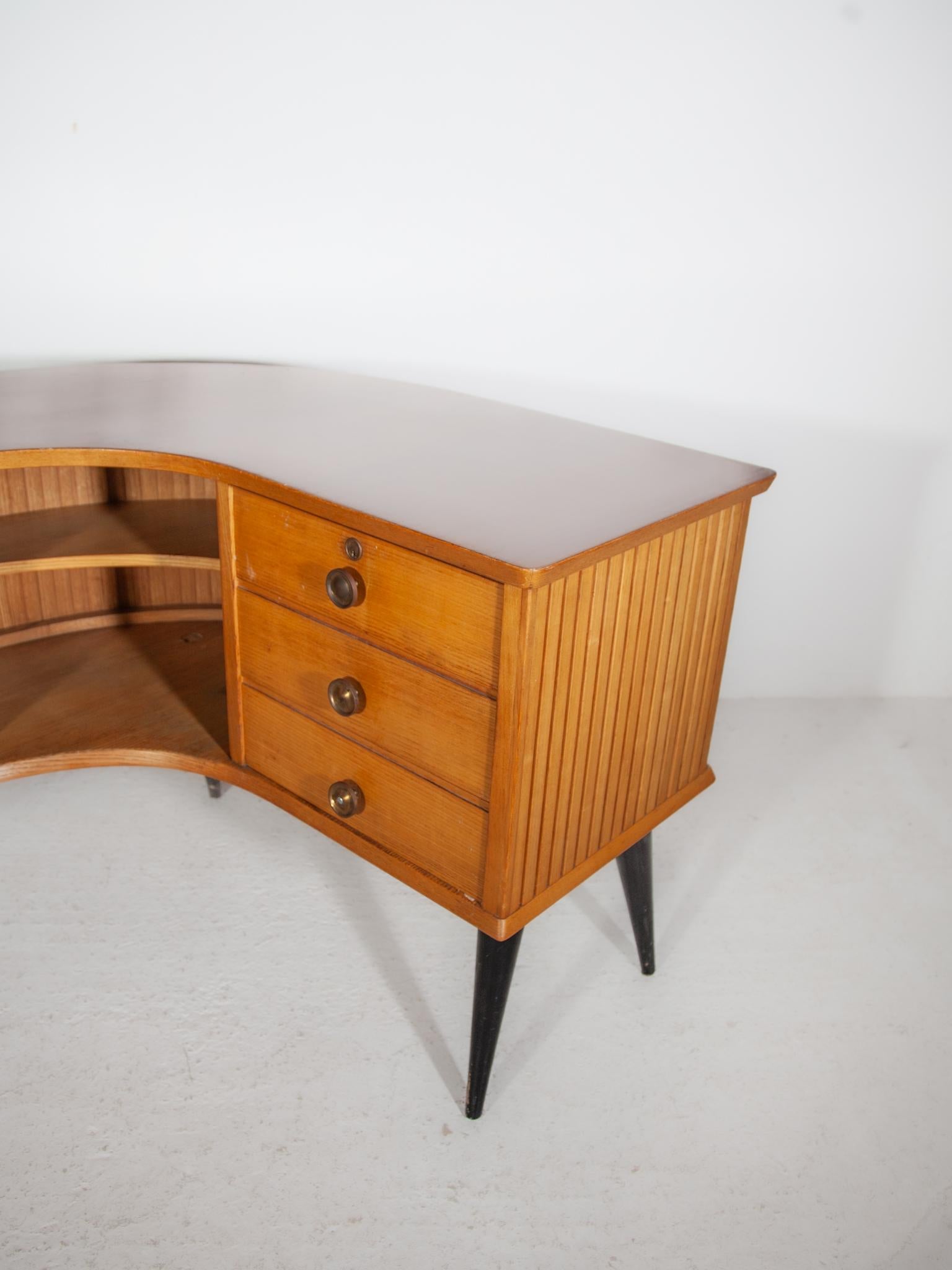 Boomerang Shaped Desk, Shop Counter, 1950s by Alfred Hendrickx In Good Condition For Sale In Antwerp, BE
