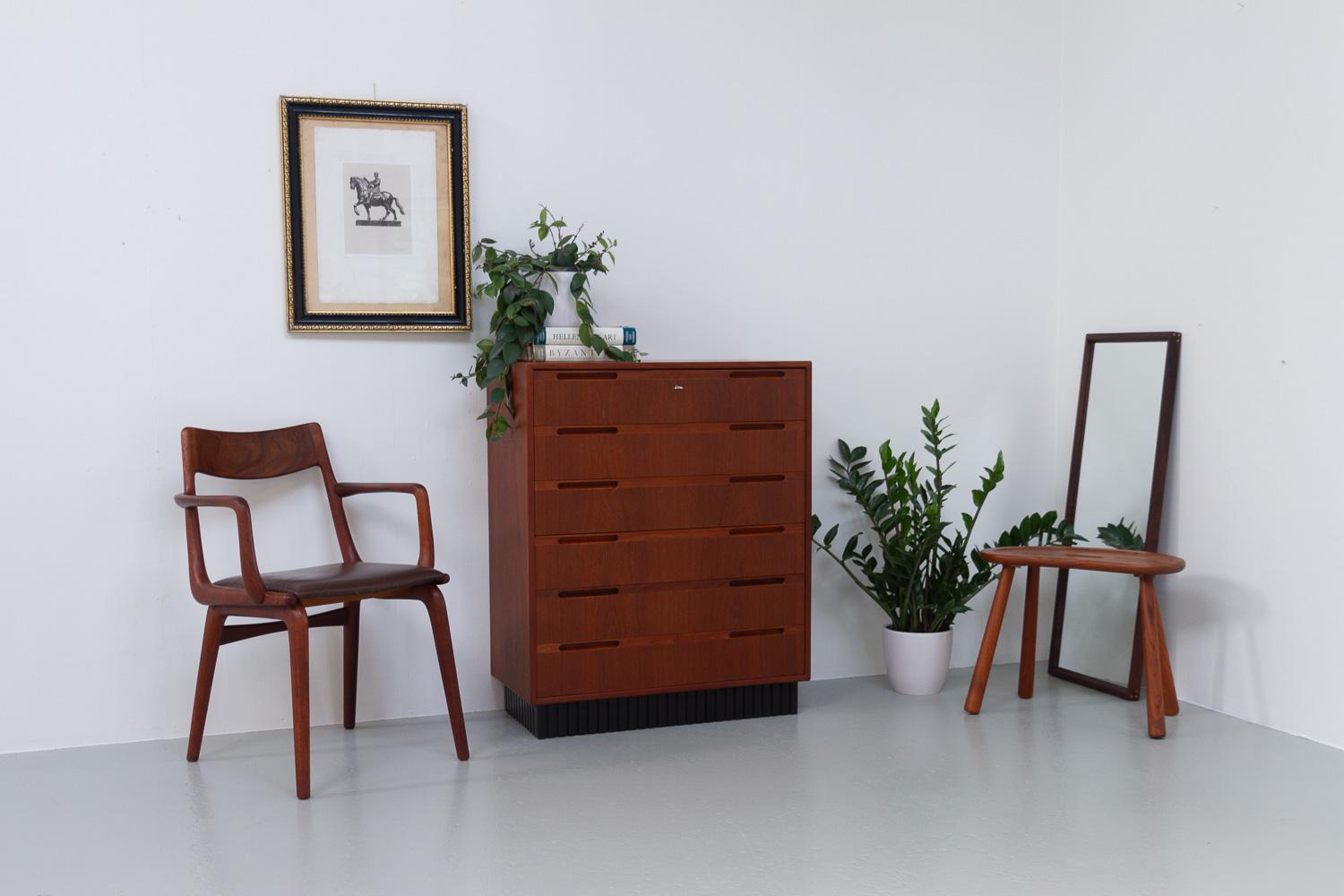 Vintage Danish Model 370 Boomerang Teak Armchair by Alfred Christensen for Slagelse Møbelværk, Denmark 1960s
Danish Mid-Century Modern sculptural armchair with organic curved lines in solid teak. Very elegant and iconic chair that is a great