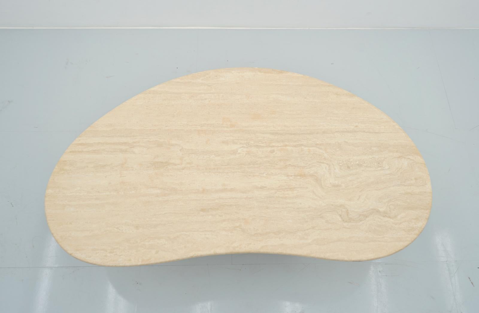 Boomerang coffee table in Italian travertine, 1970. Beautiful shape, very good condition
Measures: W 130 cm, D 75 cm, H 41.5 cm.