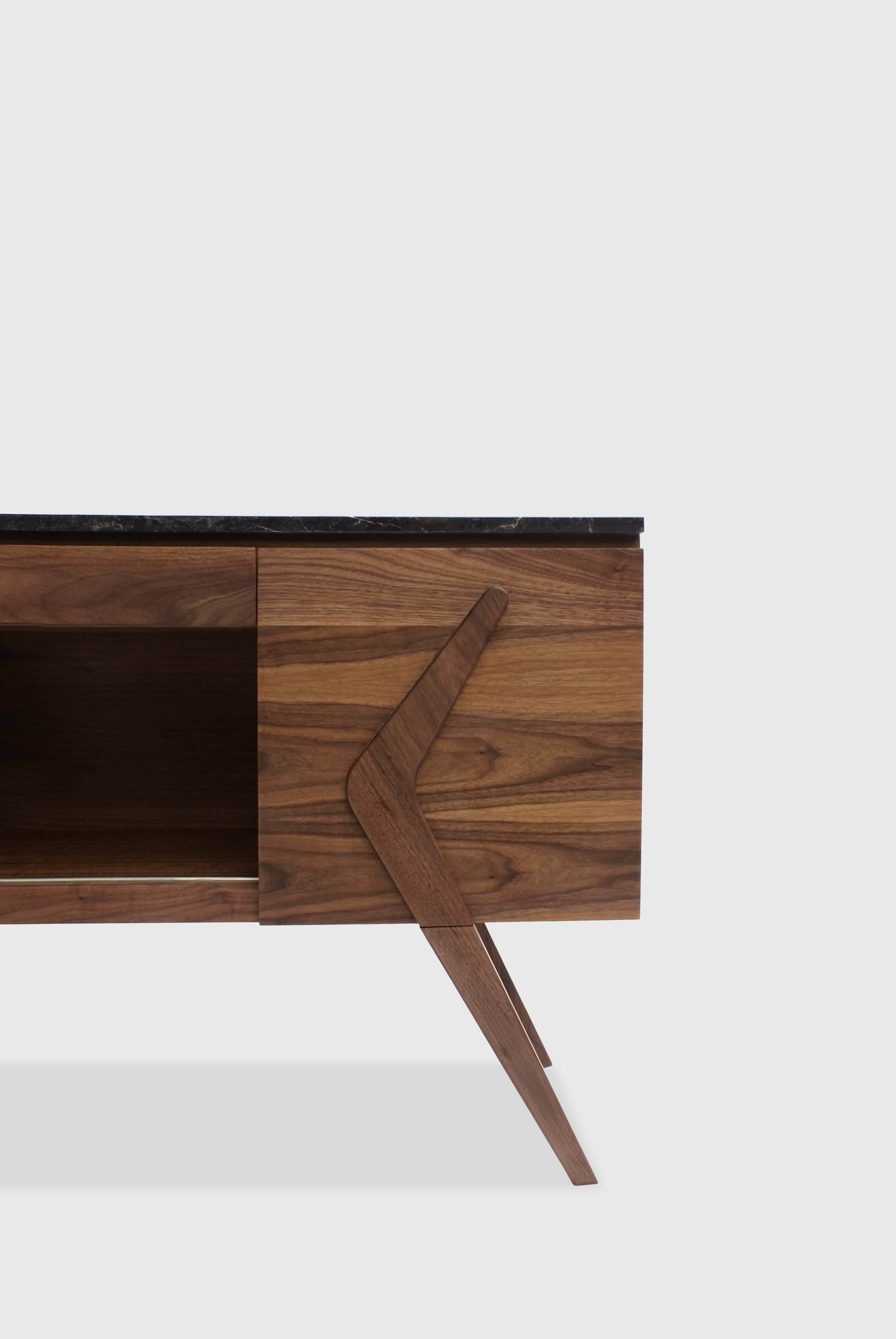 Boomerang is a walnut and marble credenza designed by Arturo Verástegui for BREUR ESTUDIO. This piece is part of Diseño y Ebanistería, BREUR ESTUDIO first ever collection, in which they collaborated with top architects to achieve exceptional