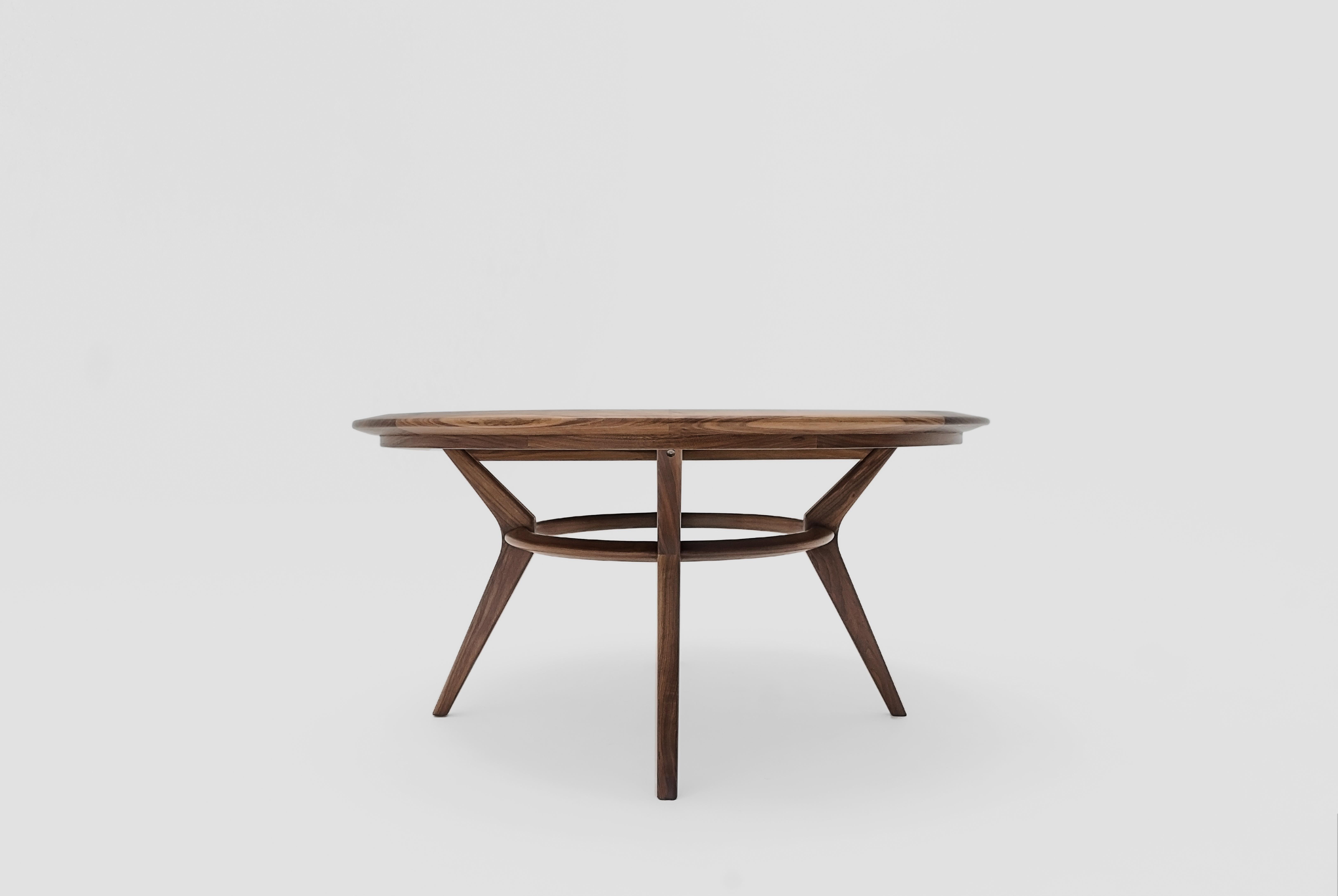 Boomerang chair is a round walnut dining table designed by Arturo Verástegui for BREUER ESTUDIO. This piece is part of Diseño y Ebanistería, BREUER ESTUDIO first ever collection, in which they collaborated with top designers to achieve exceptional