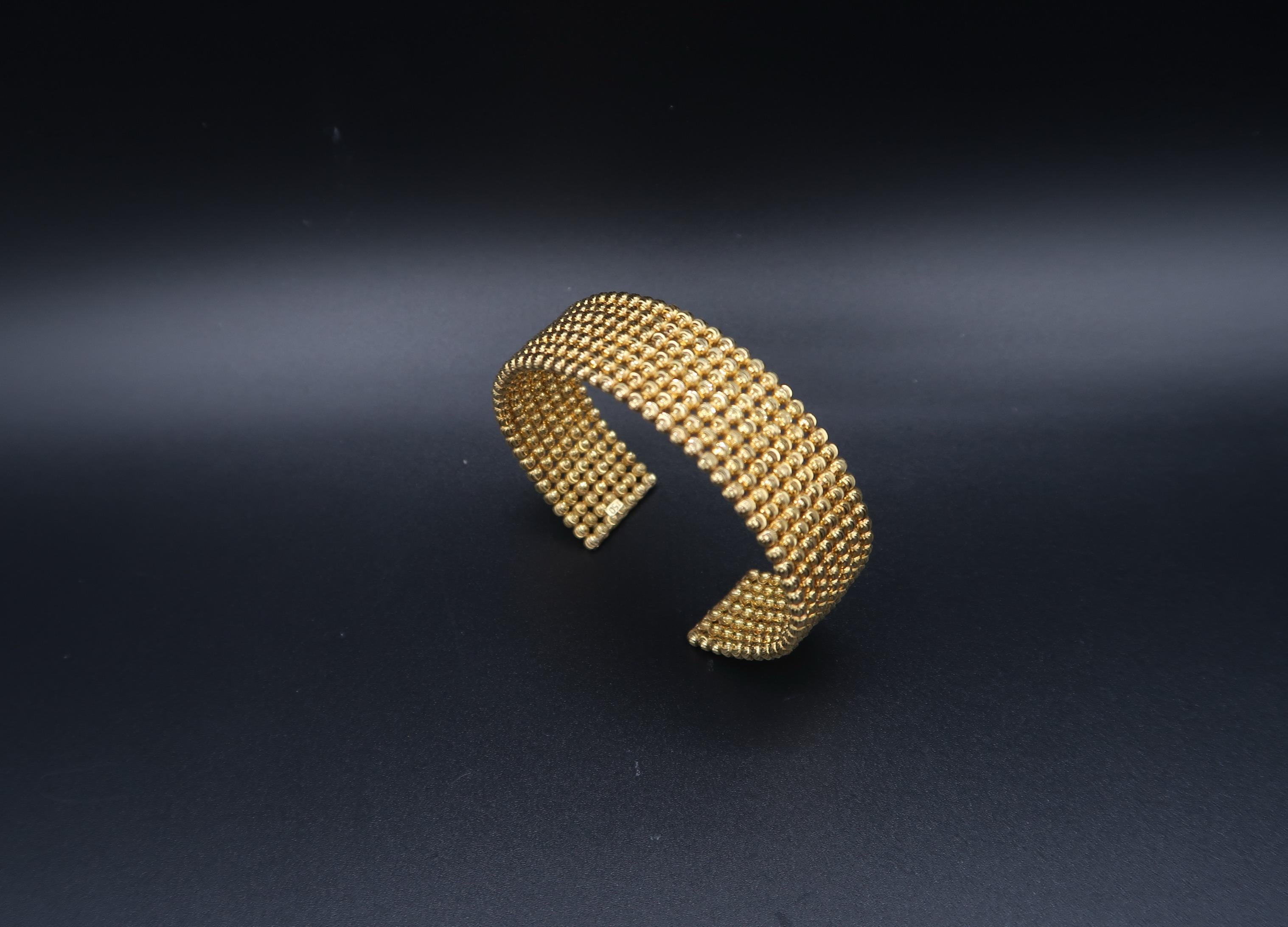 BOON 18K Gold Faceted Bead 7 Rows Bangle

Gold : 18K Gold 29.65g.

Width : 17mm