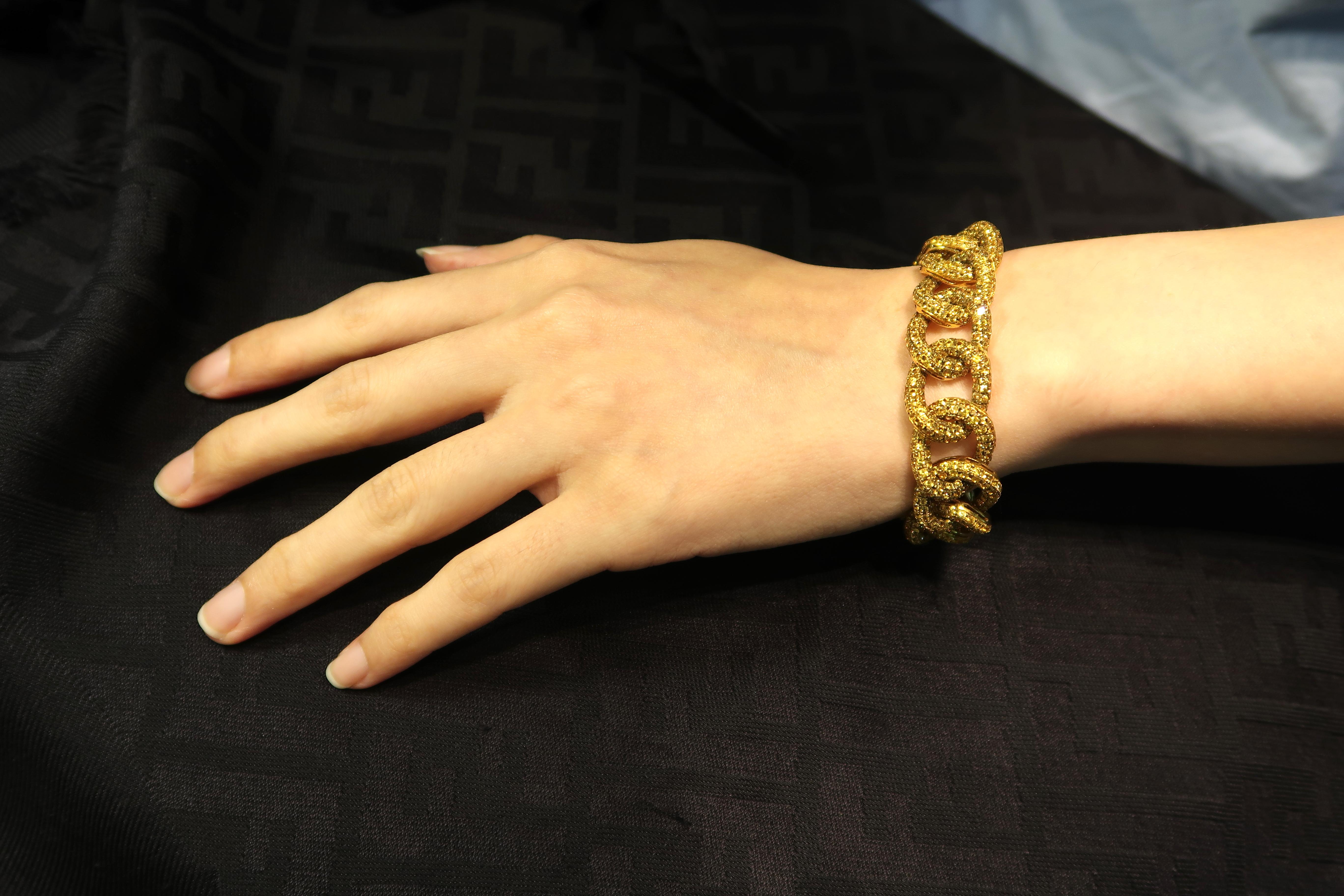 Boon Chunky Yellow Sapphire 18 Karat Gold Curb Chain Link Bracelet In New Condition For Sale In Bangkok, TH