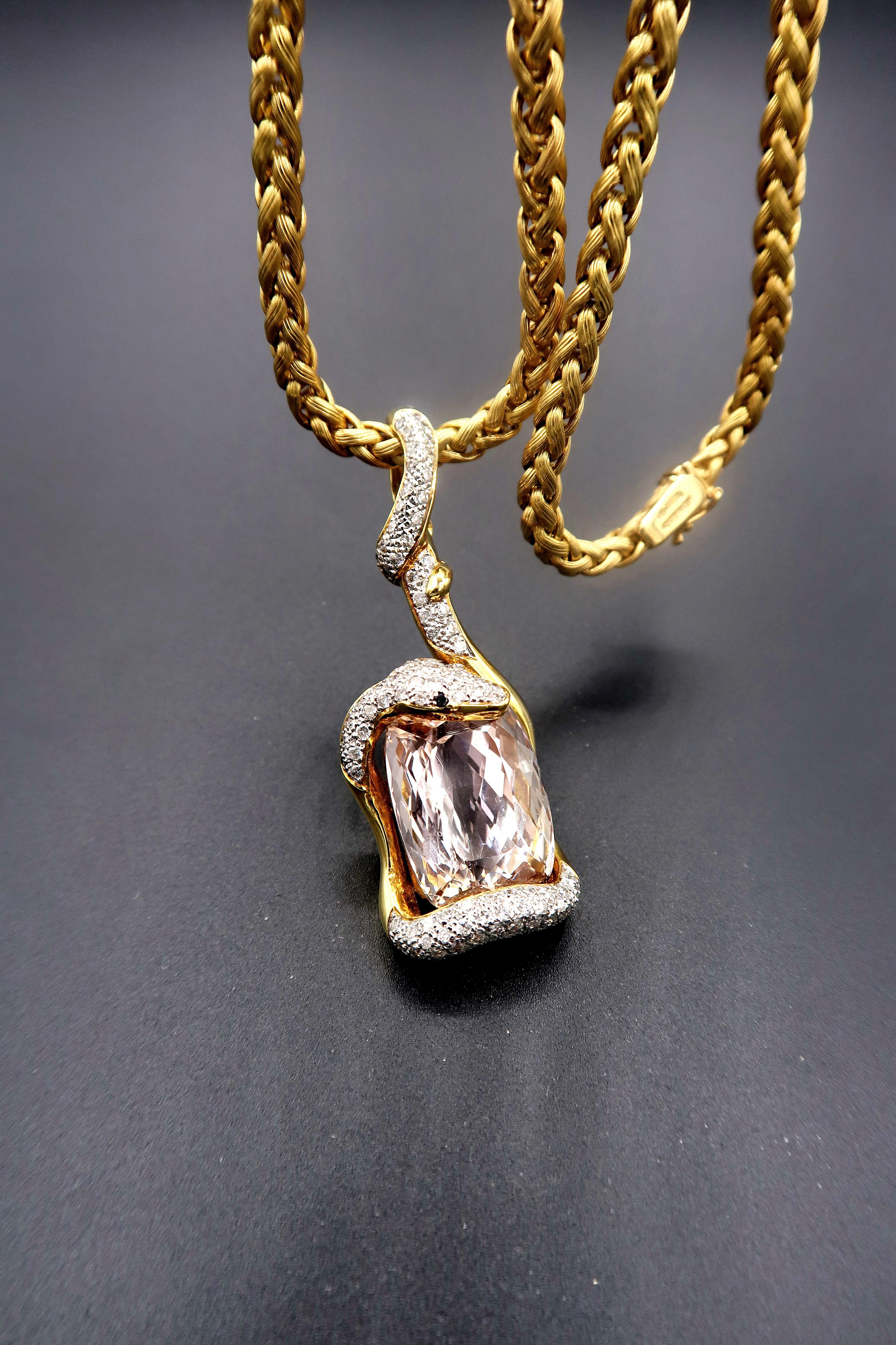 Boon Serpentine 34.92 Carat Oval Kunzite Black and White Diamond Pendant Chain In New Condition For Sale In Bangkok, TH