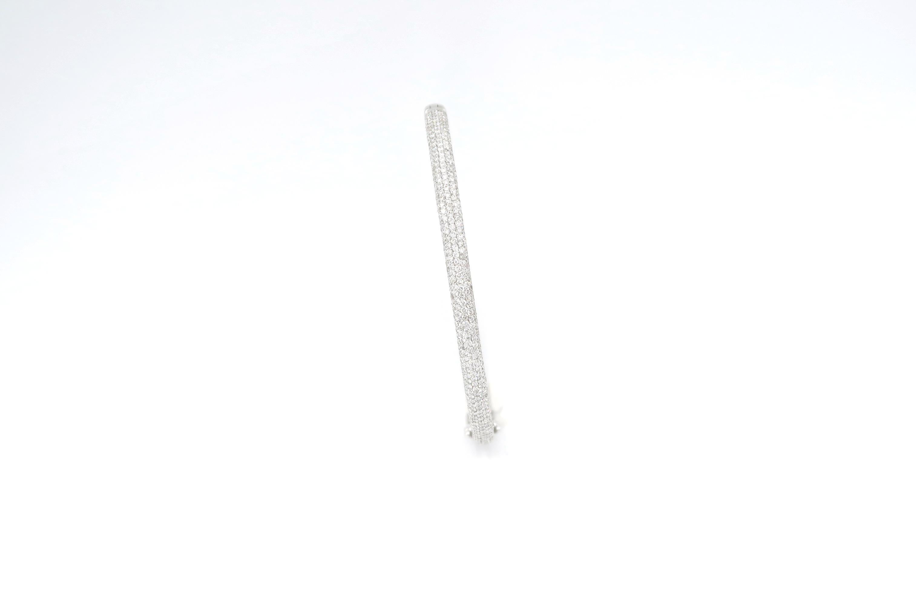 BOON 4.5mm Wide White Diamond Skinny Bangle in 18K White Gold 

Size : 18.5

Diamond : 2.88cts.
Gold : 18K White Gold 30.288g.
