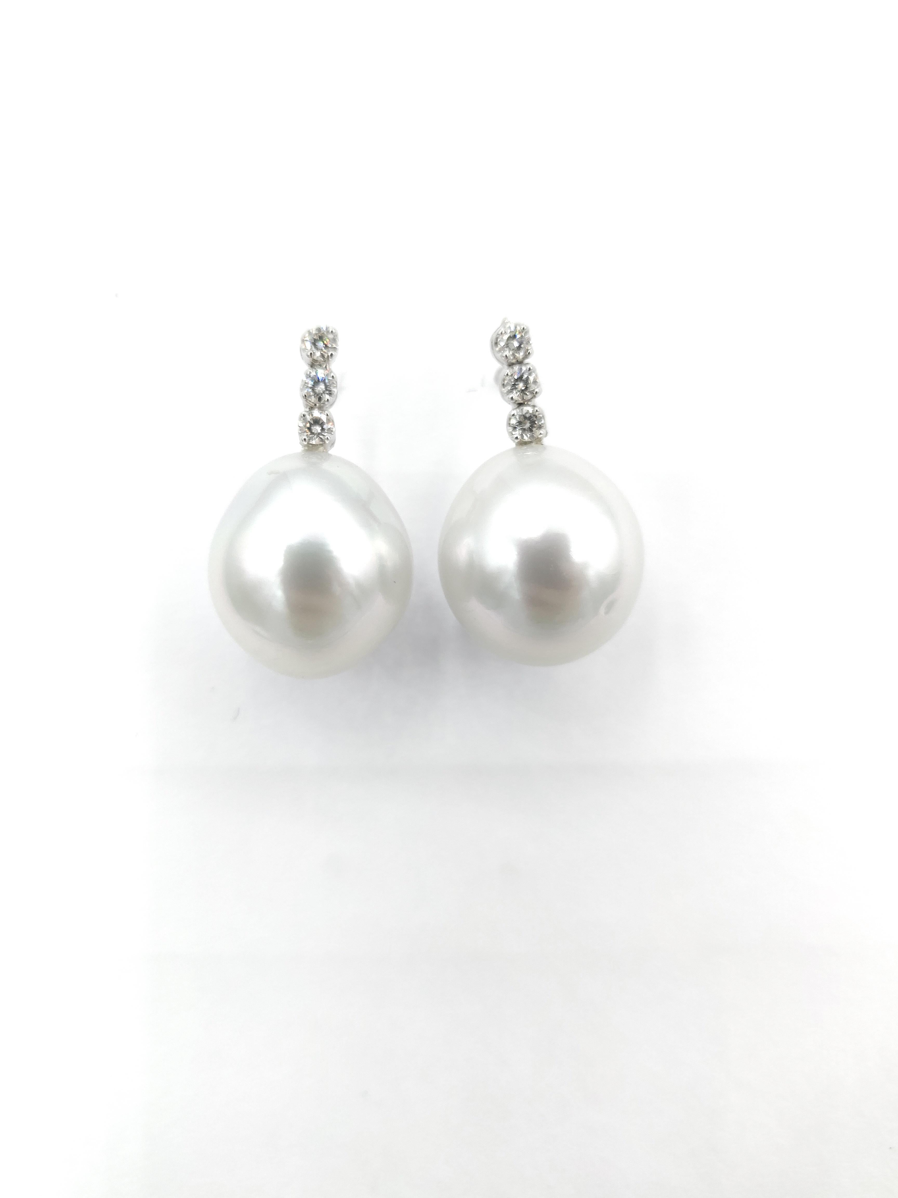 BOON Three Diamond and Hanging White South Sea Pearl Drop Earrings in 18K White Gold

Diamond: 0.22ct.
Pearl: White South Sea Pearl 2pcs.
Gold: 2.48g.