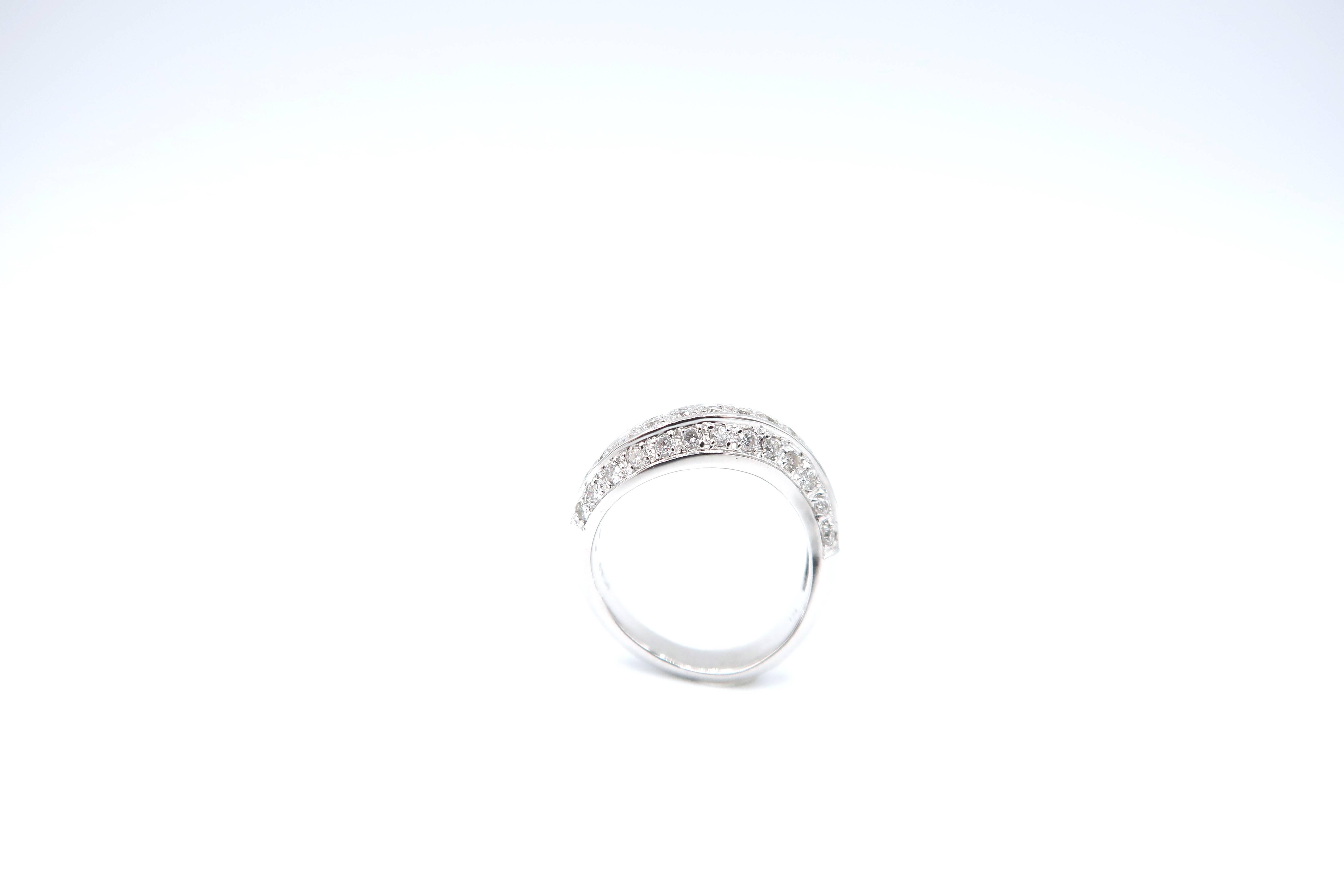 Boon Wavy White Diamond White Gold Band Ring In New Condition For Sale In Bangkok, TH