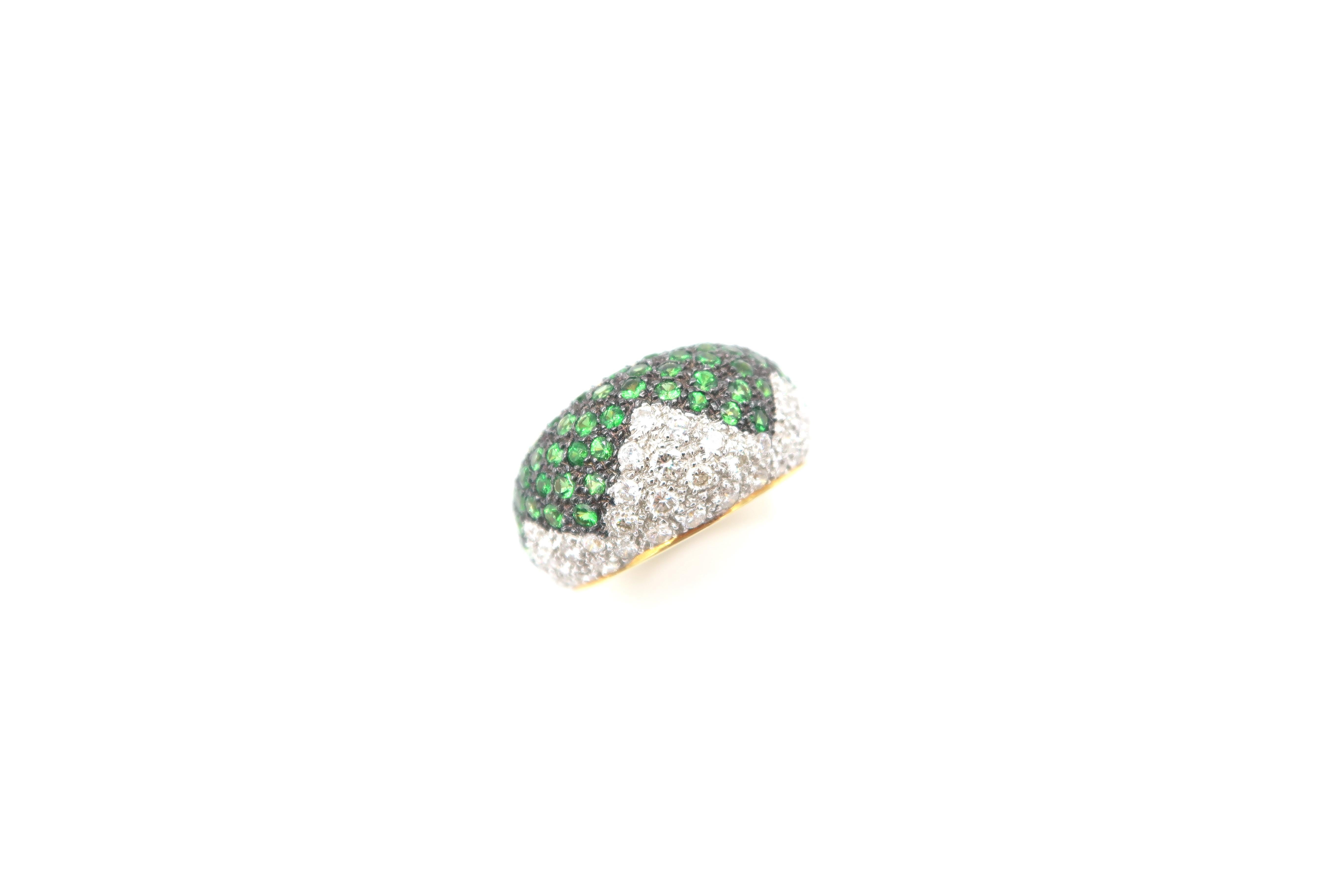 Round Cut Boon Zigzag Lined Tsavorite and Diamond Pavé 18 Karat Gold Convex Ring For Sale