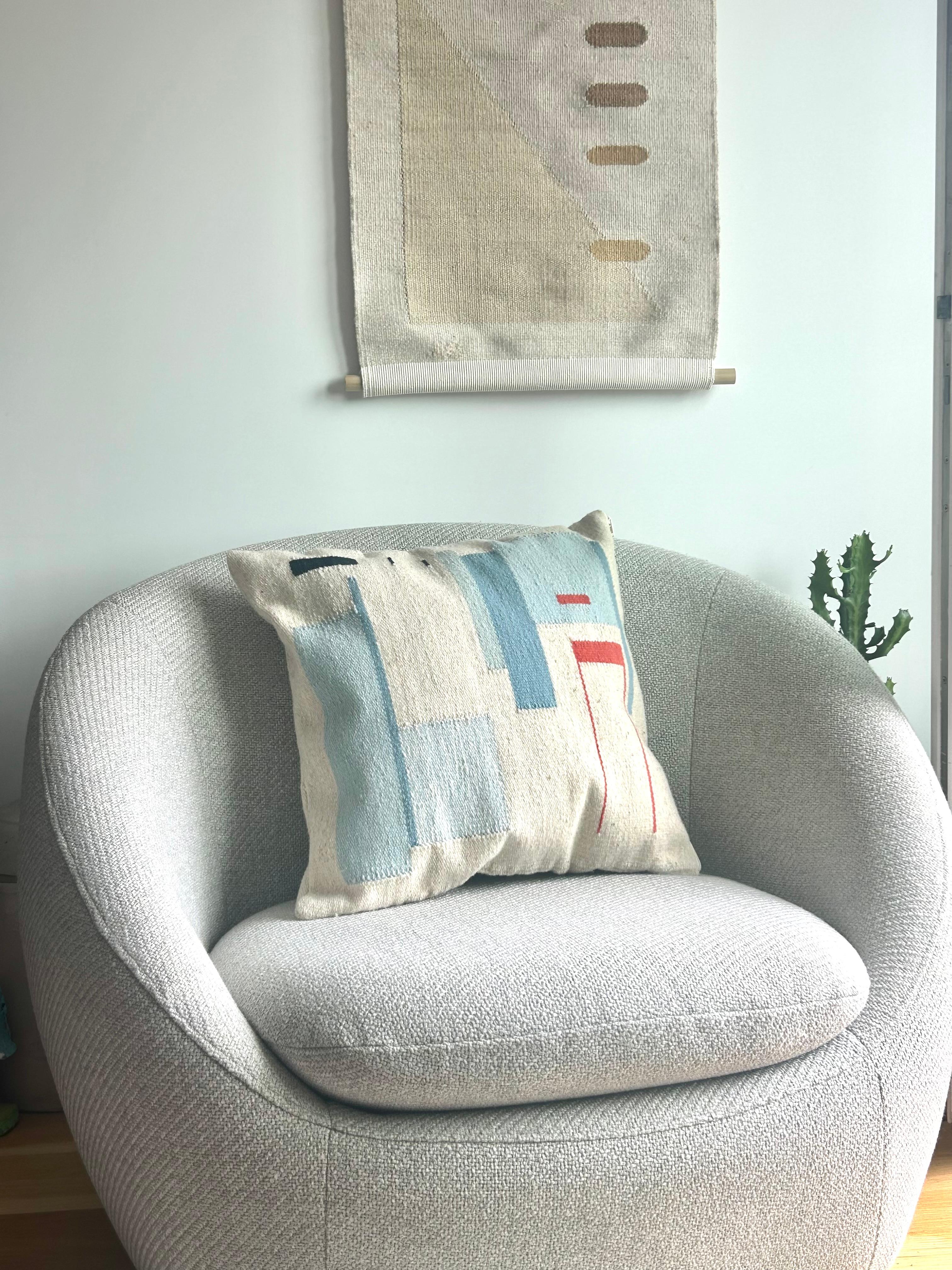 Dieses maßgefertigte Kissen wird aus 100% natürlichen Materialien im Studio des Herstellers in Brooklyn, NY, handgefertigt.

Die Wolle stammt aus einem Dorf im Süden Oaxacas, ist eine Mischung aus Merino- und Churrowolle und wird mit Variationen