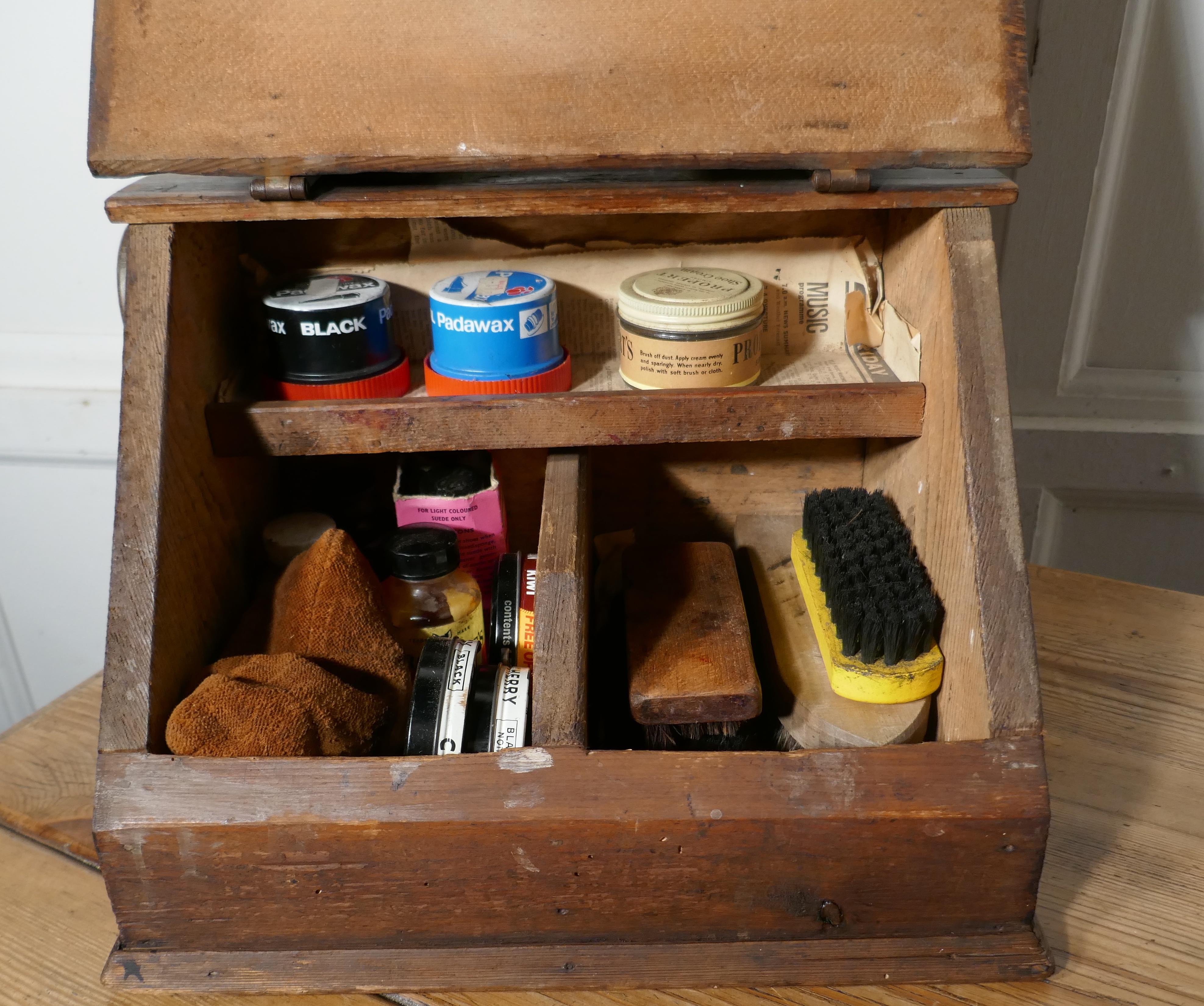 Stiefel- und Schuhreinigungsbox mit fußförmiger Schuhablage und Kirschblütenpolitur im Zustand „Relativ gut“ in Chillerton, Isle of Wight