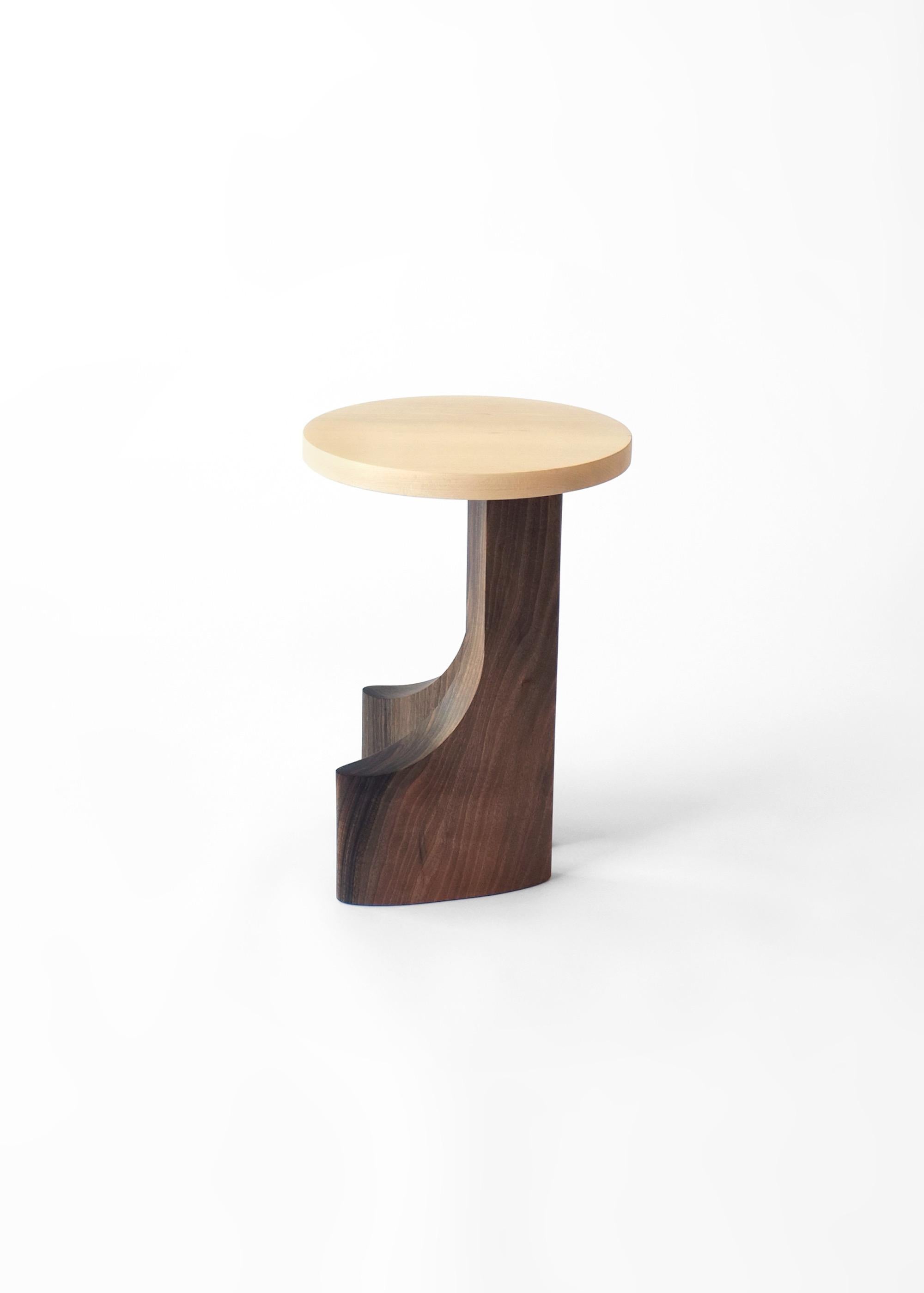 Fatto a mano Sgabello Boot - Sgabello scultoreo moderno in legno massiccio realizzato a mano in vendita