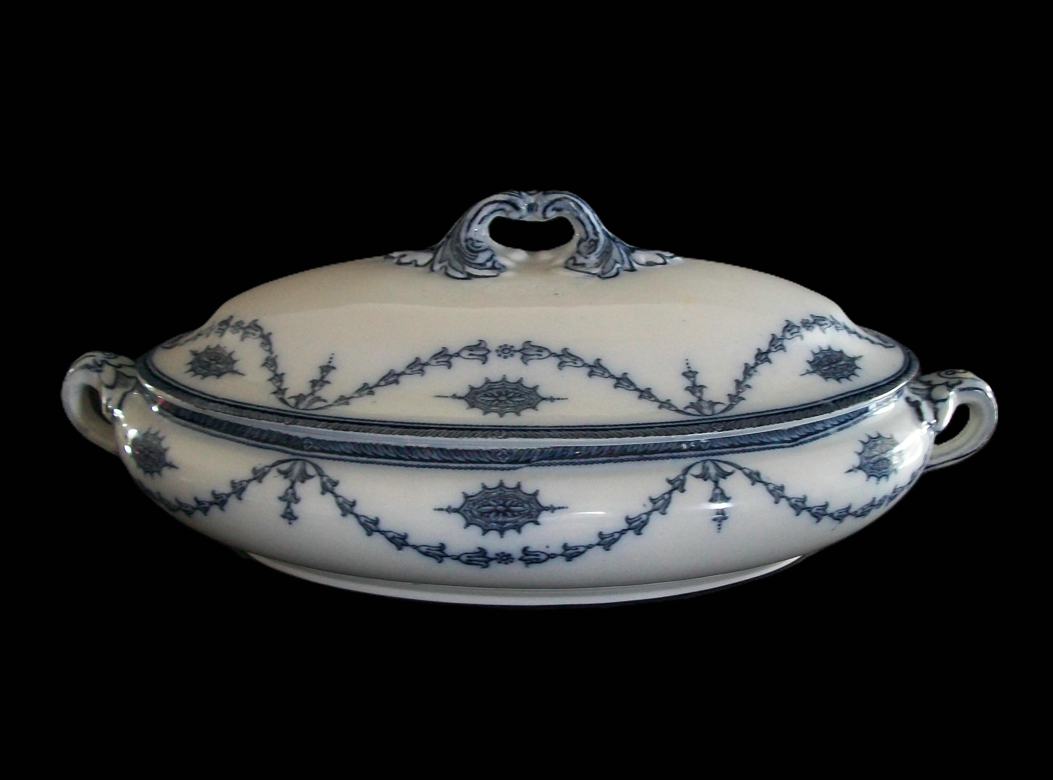 BOOTHS (Produttore) - Chippendale (Modello) - Piatto da portata vittoriano in ceramica blu con coperchio - con elaborate decorazioni a trasferimento - decorazione a foglie d'acanto stampata e modellata sui manici - numero di registrazione vittoriano