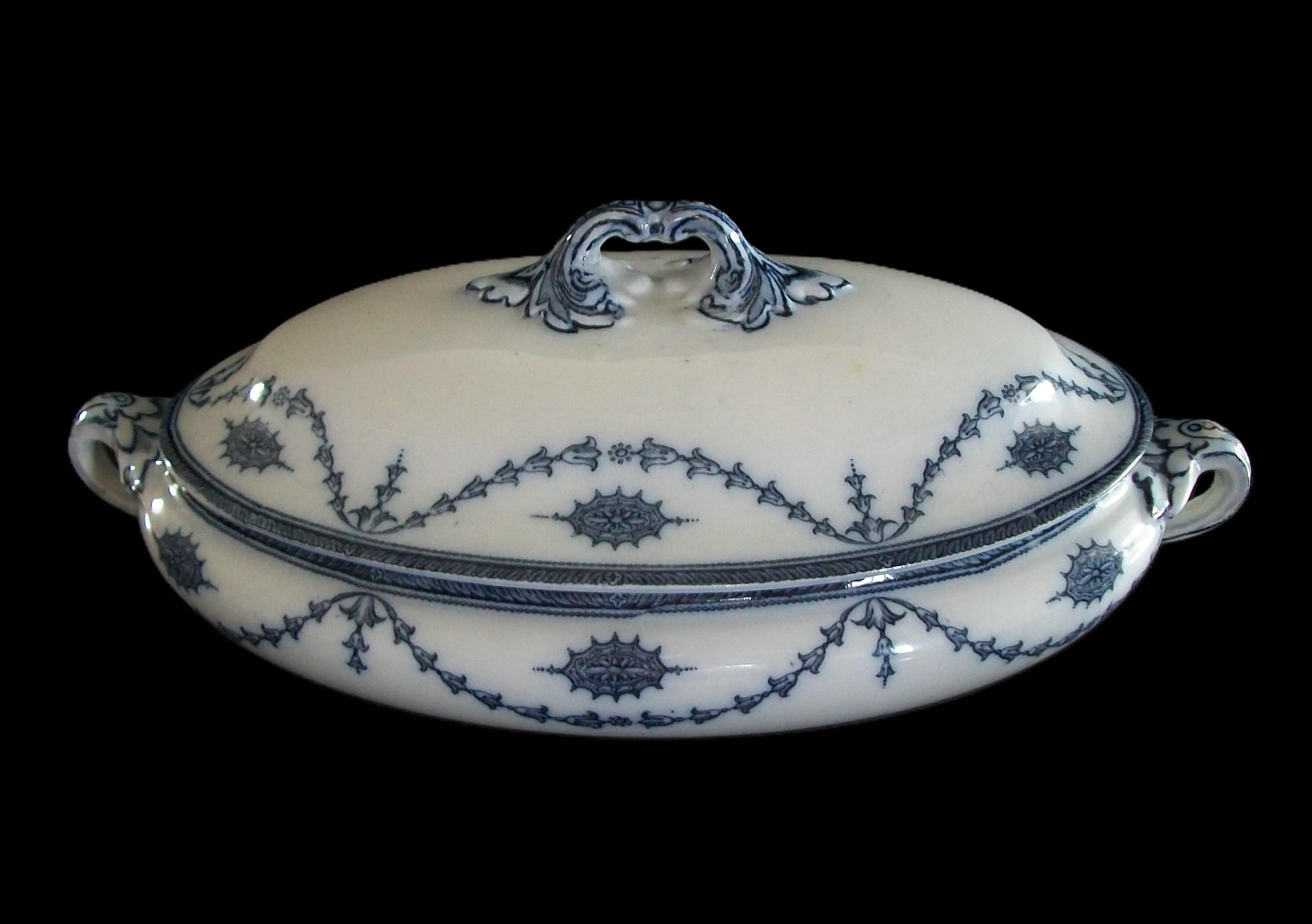 Vittoriano BOOTHS - Modello Chippendale - Antico piatto da portata blu - K.K. - C. 1906 in vendita