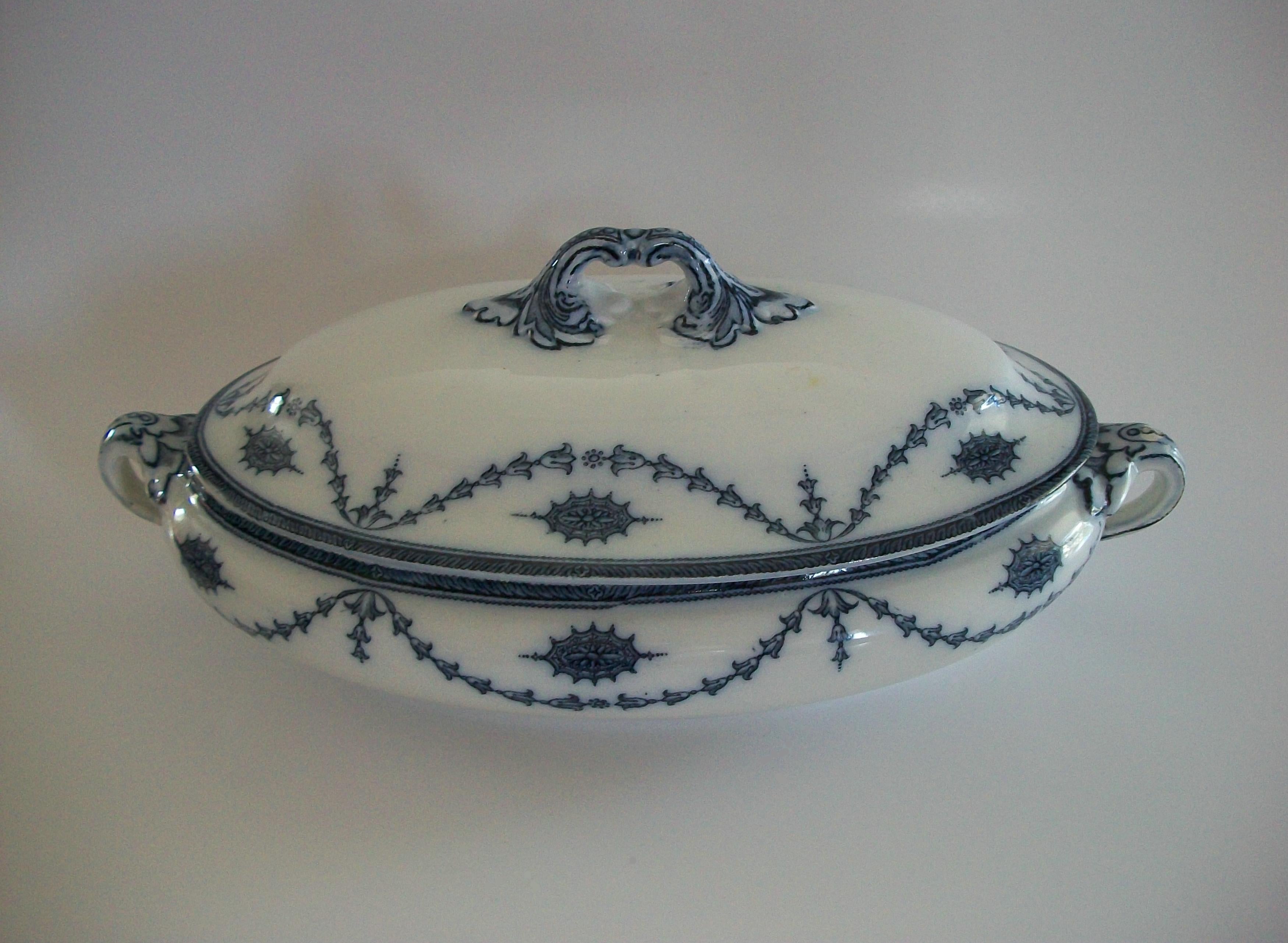 Smaltato BOOTHS - Modello Chippendale - Antico piatto da portata blu - K.K. - C. 1906 in vendita