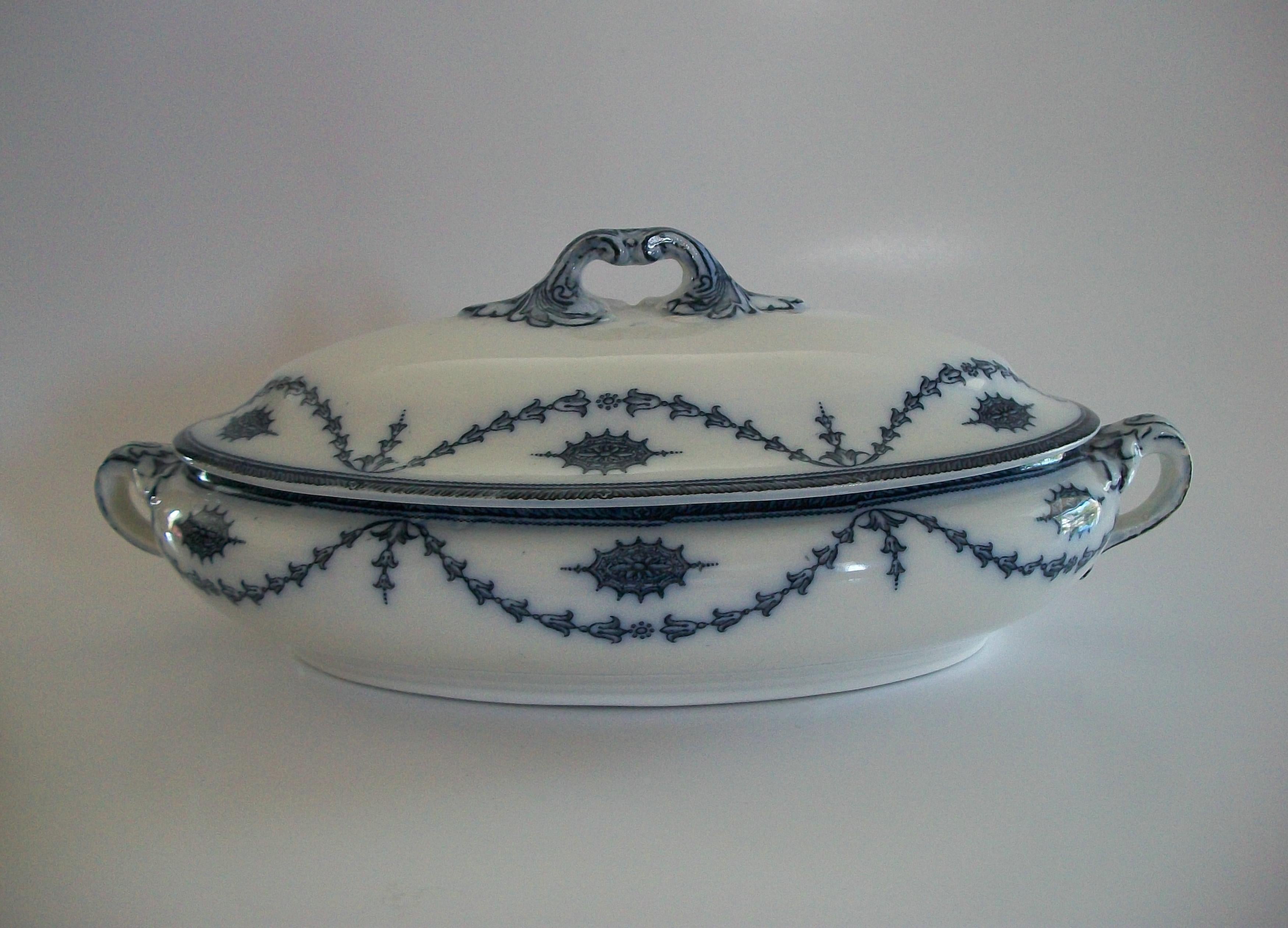 BOOTHS - Modello Chippendale - Antico piatto da portata blu - K.K. - C. 1906 In condizioni buone in vendita a Chatham, ON