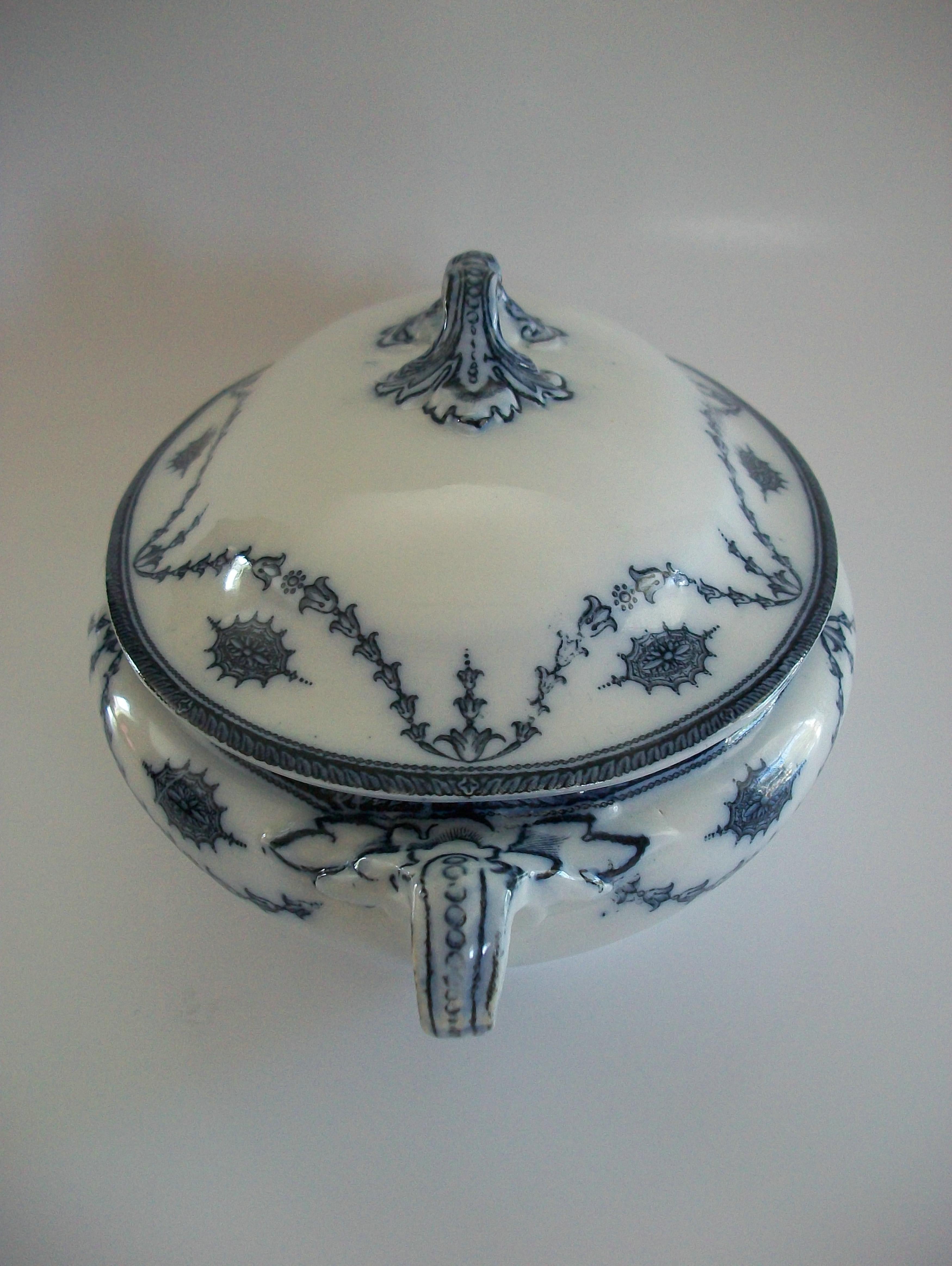 Ceramica BOOTHS - Modello Chippendale - Antico piatto da portata blu - K.K. - C. 1906 in vendita