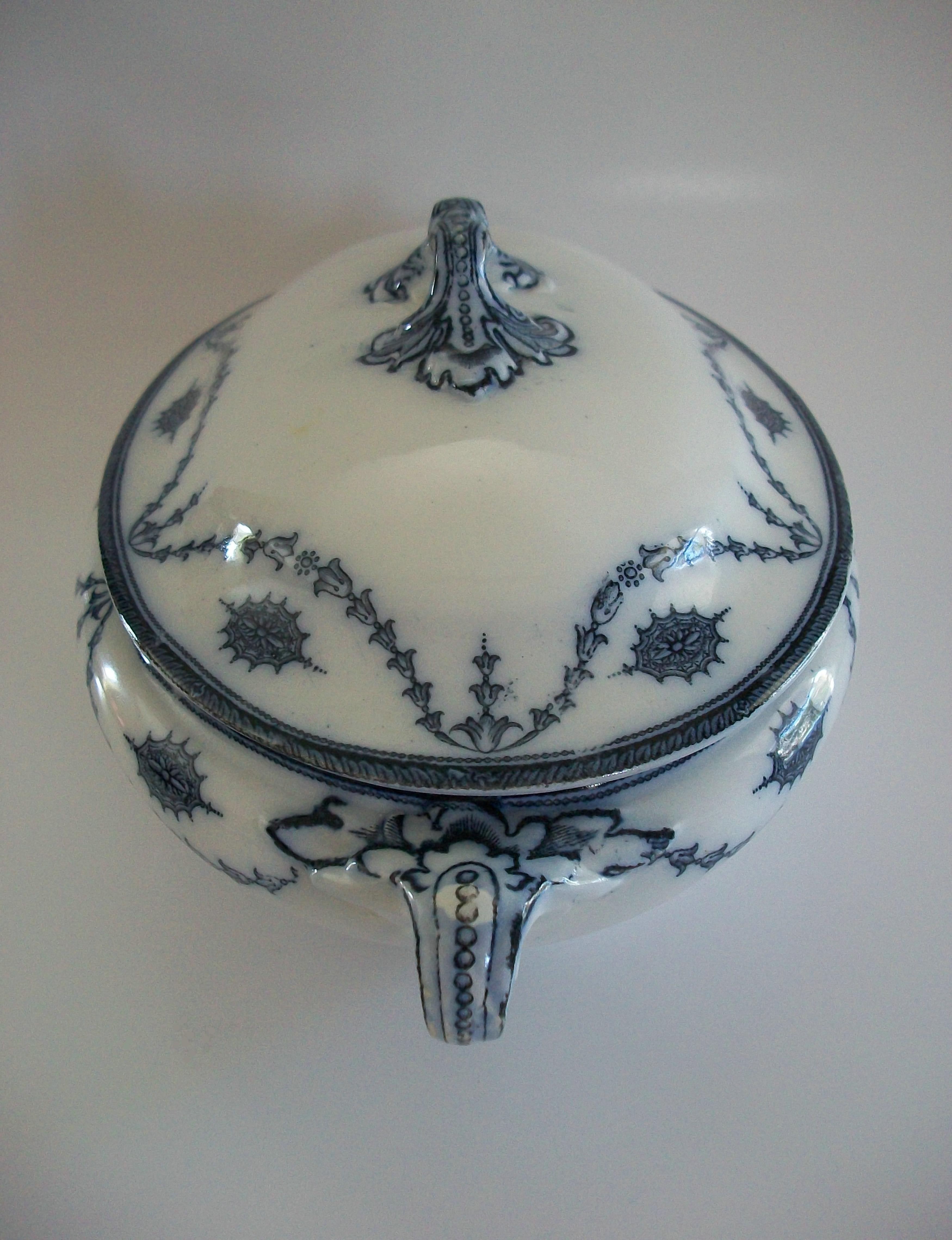 BOOTHS - Modello Chippendale - Antico piatto da portata blu - K.K. - C. 1906 in vendita 1