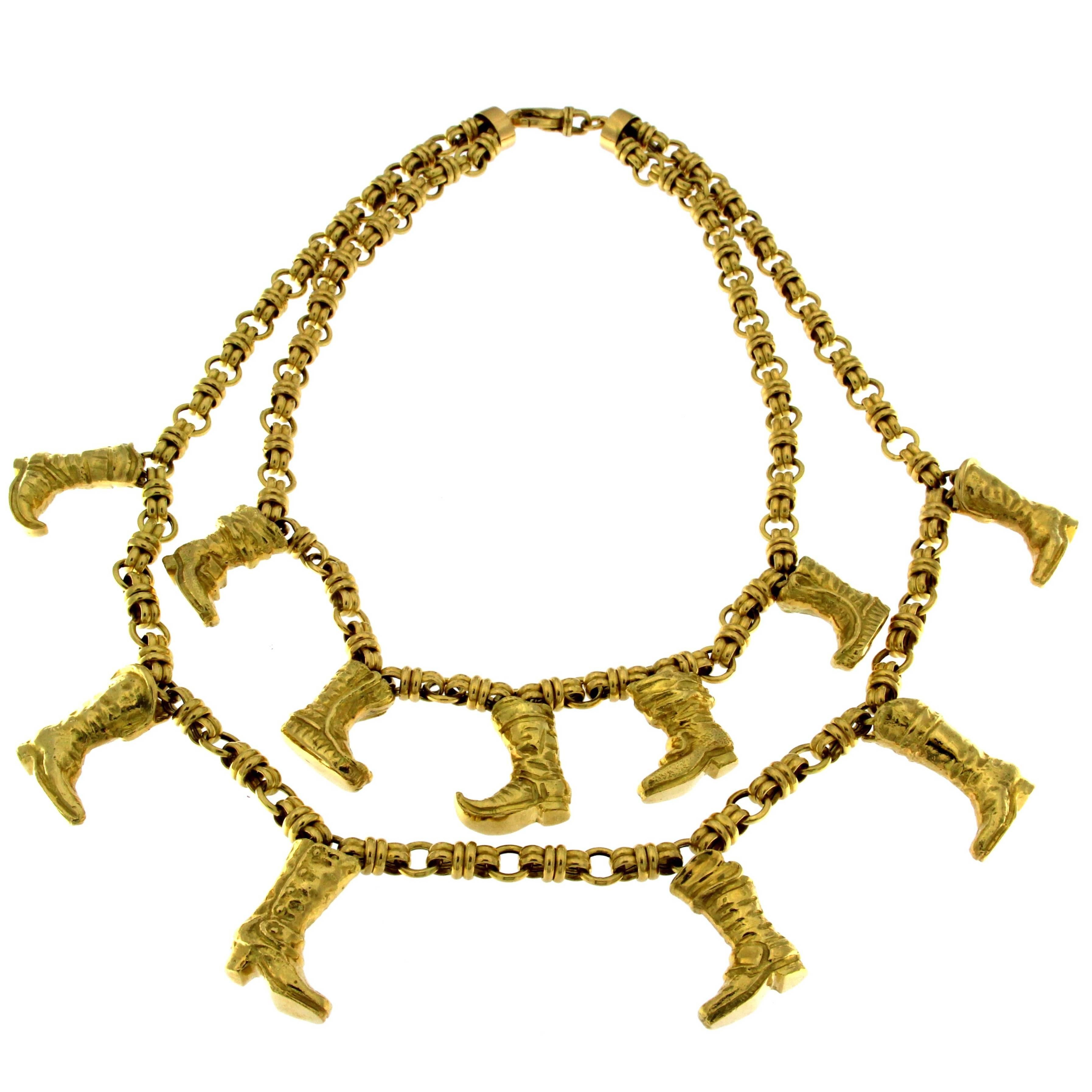 Collier pendentif bottes en or 18 carats avec pendentif en vente
