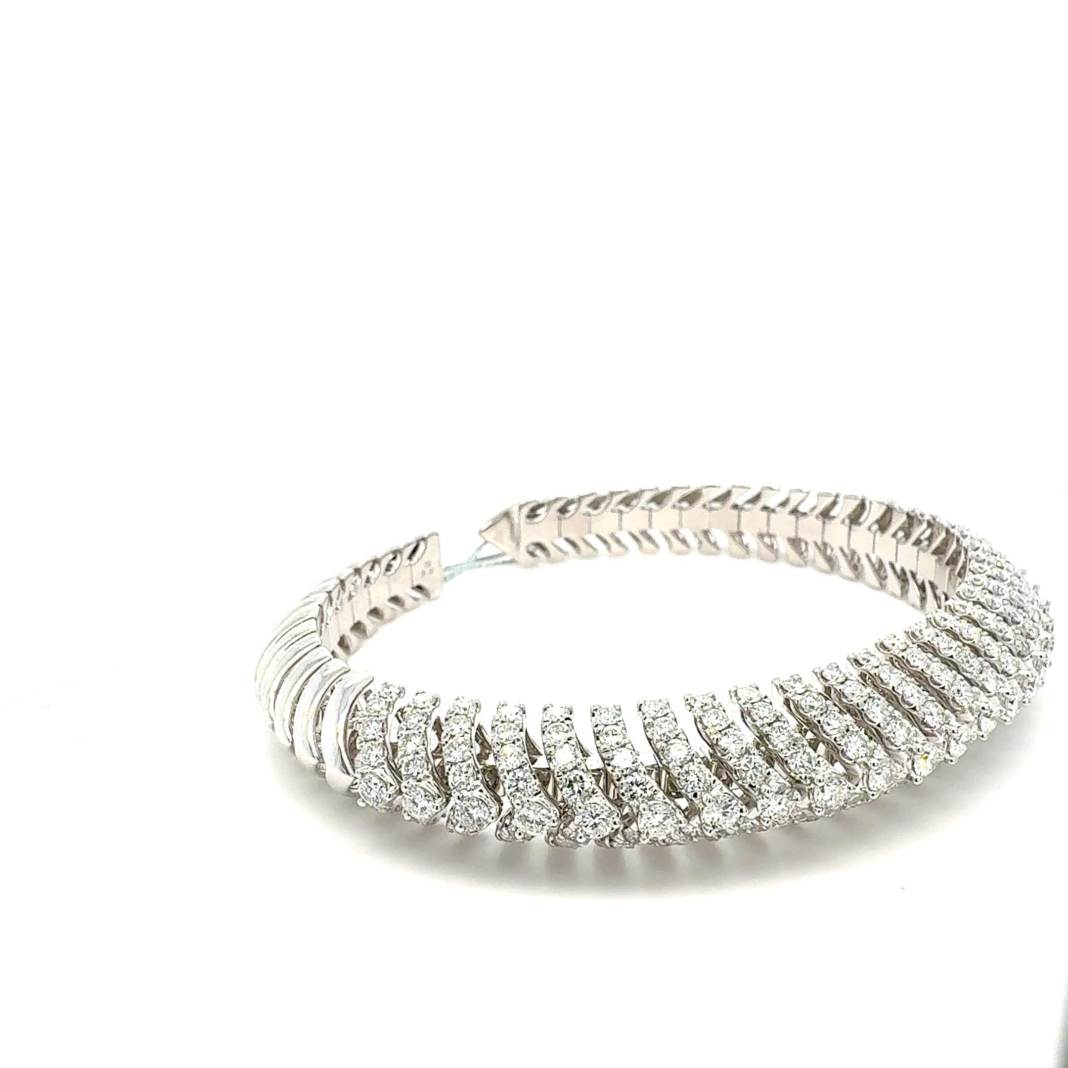 Bora und Co 18K Weißgold & Naturdiamanten Flex-Armreif (Rundschliff) im Angebot