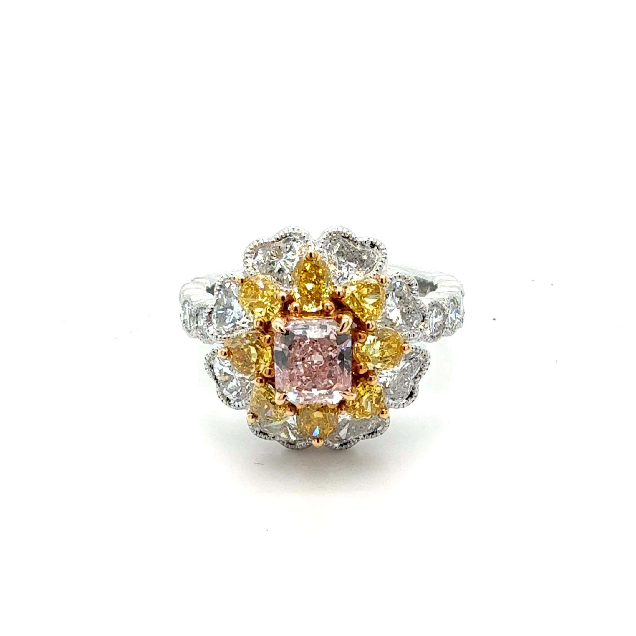 Bora & Co 0.60ct SI2 Fancy Pink Diamond, Yellow Diamond & White Diamond Anillo de Platino

Este llamativo anillo de platino, una creación excepcional de Bora & Co, tiene en el centro un Diamante Rosa Fancy certificado por el GIA de 0,60 quilates