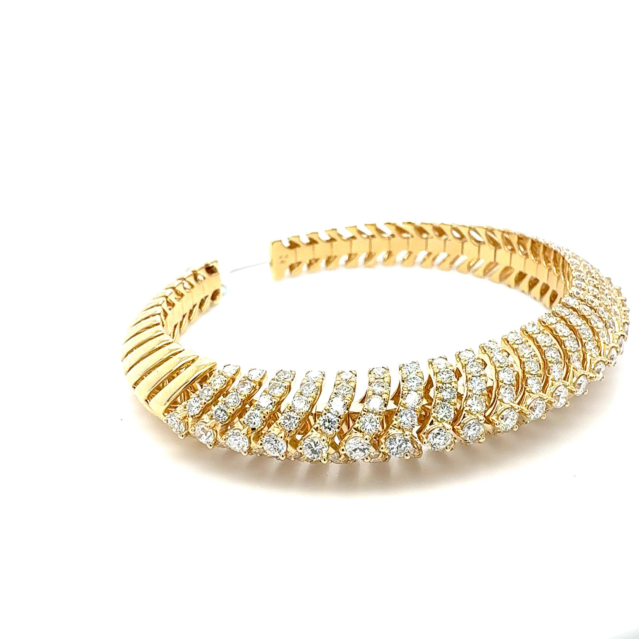 Bora & Co 18K Gelbgold & natürlicher Diamant Flex-Armreif (Rundschliff) im Angebot