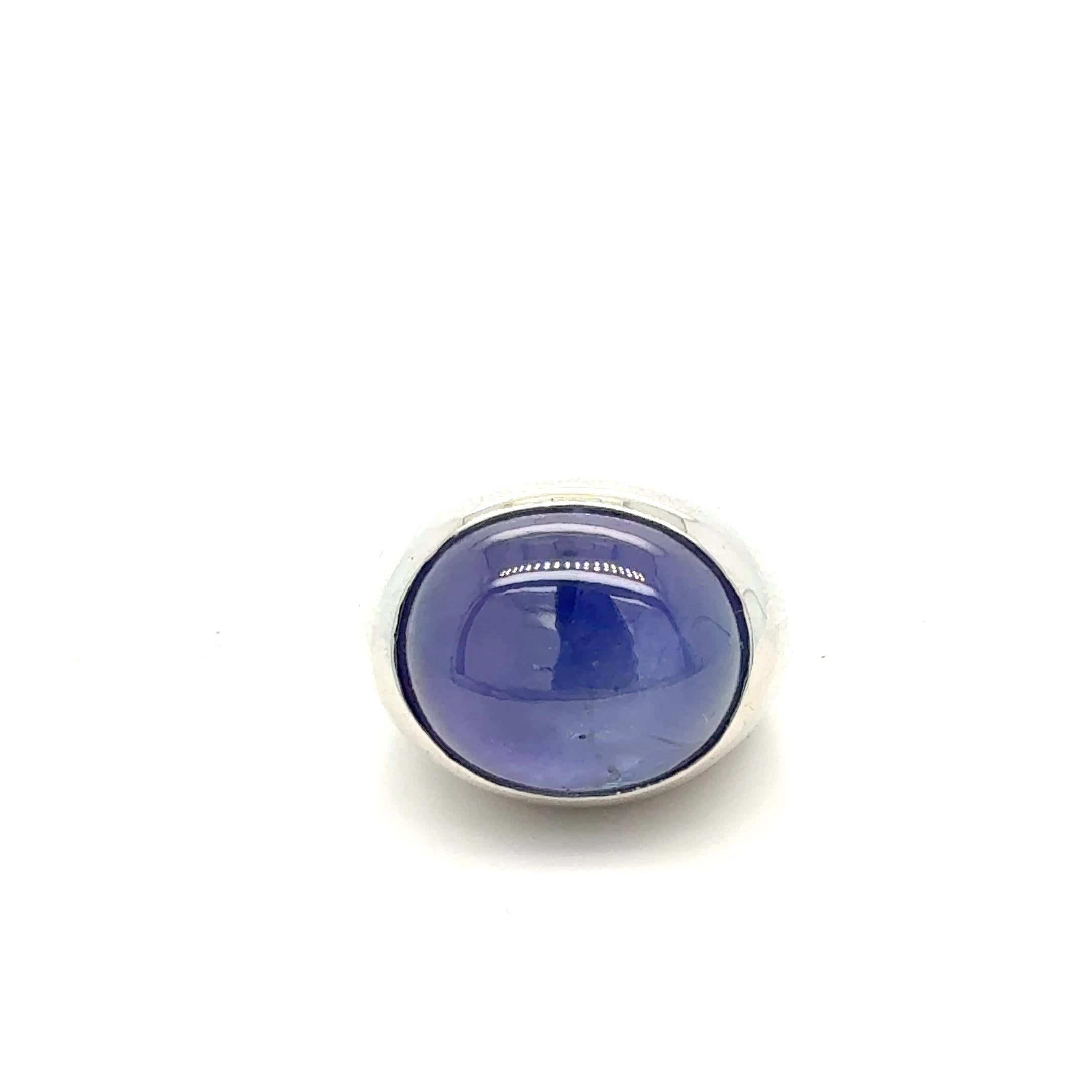 Bora & Co Anillo de platino con zafiro cabujón azul 37,01 ct

Magnífico escaparate del lujo refinado, este anillo Bora & Co centra un extraordinario zafiro cabujón azul natural de 37,01 quilates, célebre por su rico color y luminosa profundidad. La