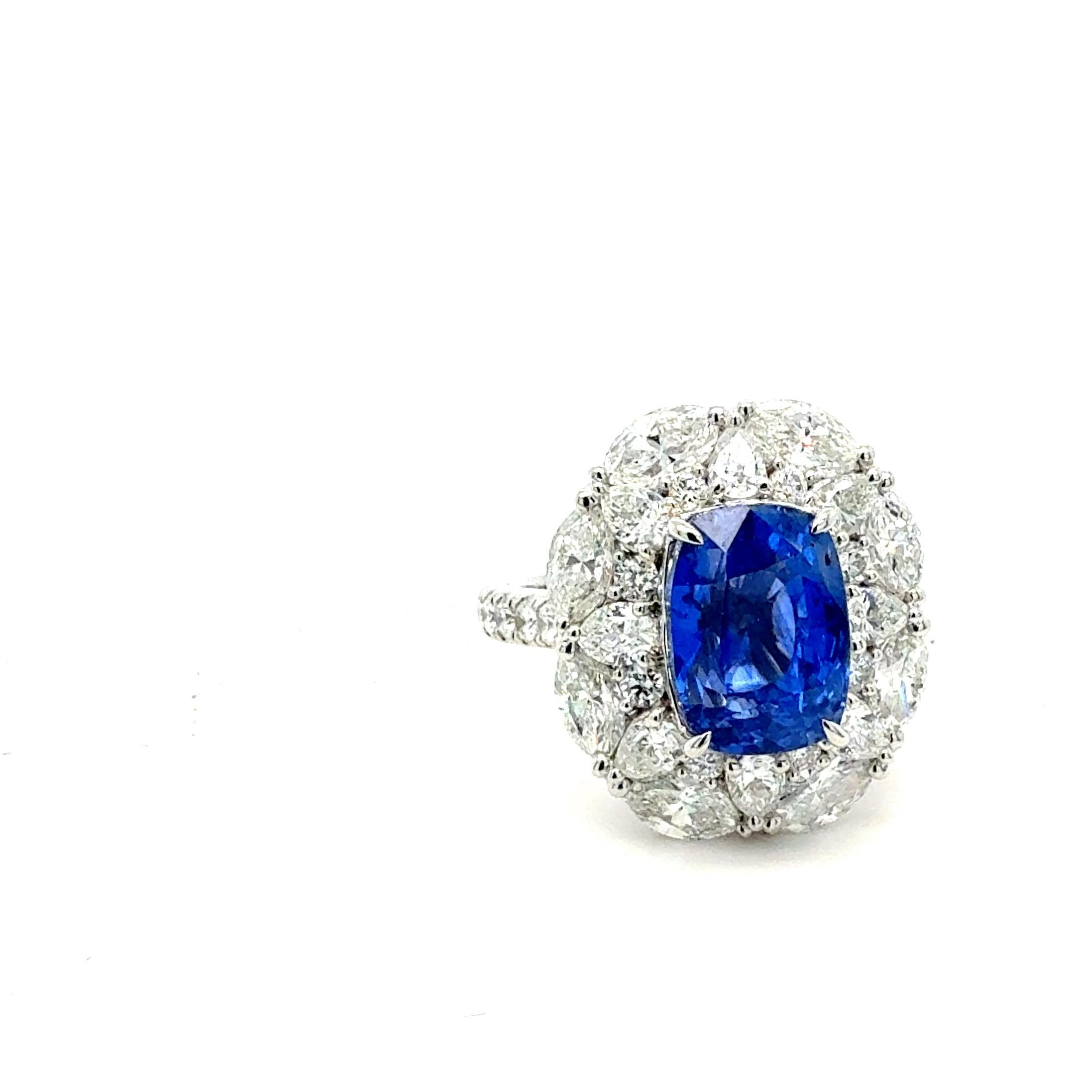 Taglio cuscino Anello con zaffiro blu e diamante naturale di 6.02 ct certificato GIA da Bora & Co in vendita