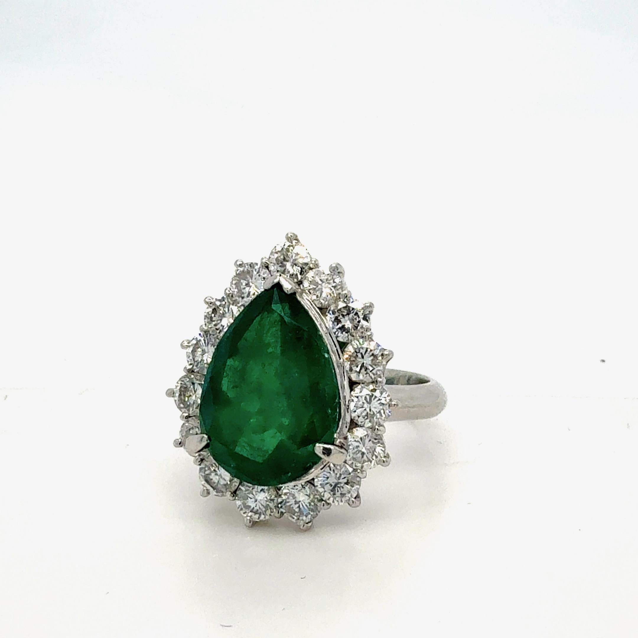 Questo squisito anello presenta uno smeraldo colombiano naturale da 4,36 carati, certificato da GRS per la sua origine colombiana e l'eccezionale qualità del colore. Lo smeraldo verde vivo è elegantemente incastonato al centro di una montatura in