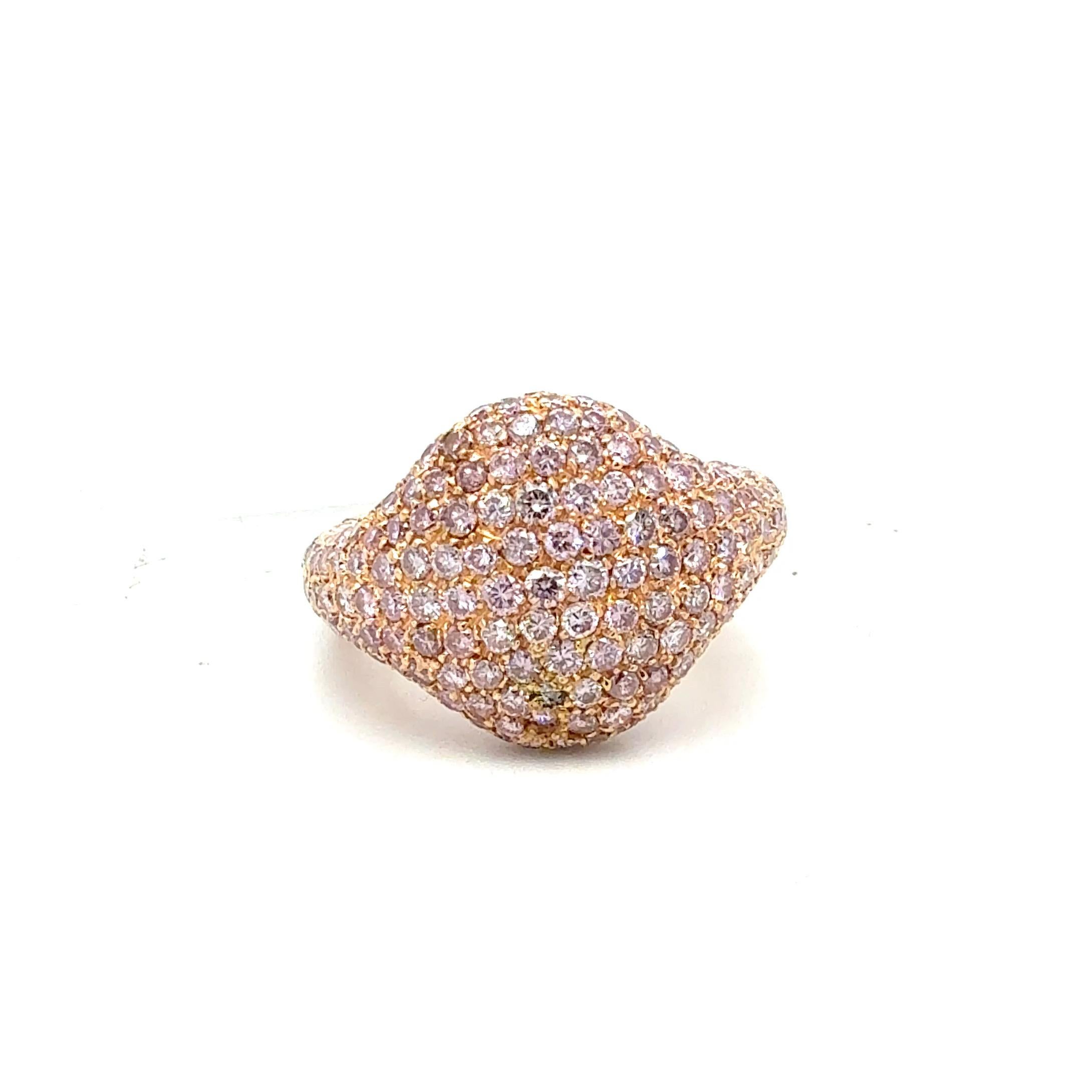 Bora & Co Natürlicher rosa Diamant & 18K Gelbgold Ring

Dieser exquisite Bora & Co Natural Pink Diamond Ring verkörpert die Essenz von zeitloser Eleganz und raffinierter Handwerkskunst. Das Design besteht aus einem natürlichen rosafarbenen Diamanten
