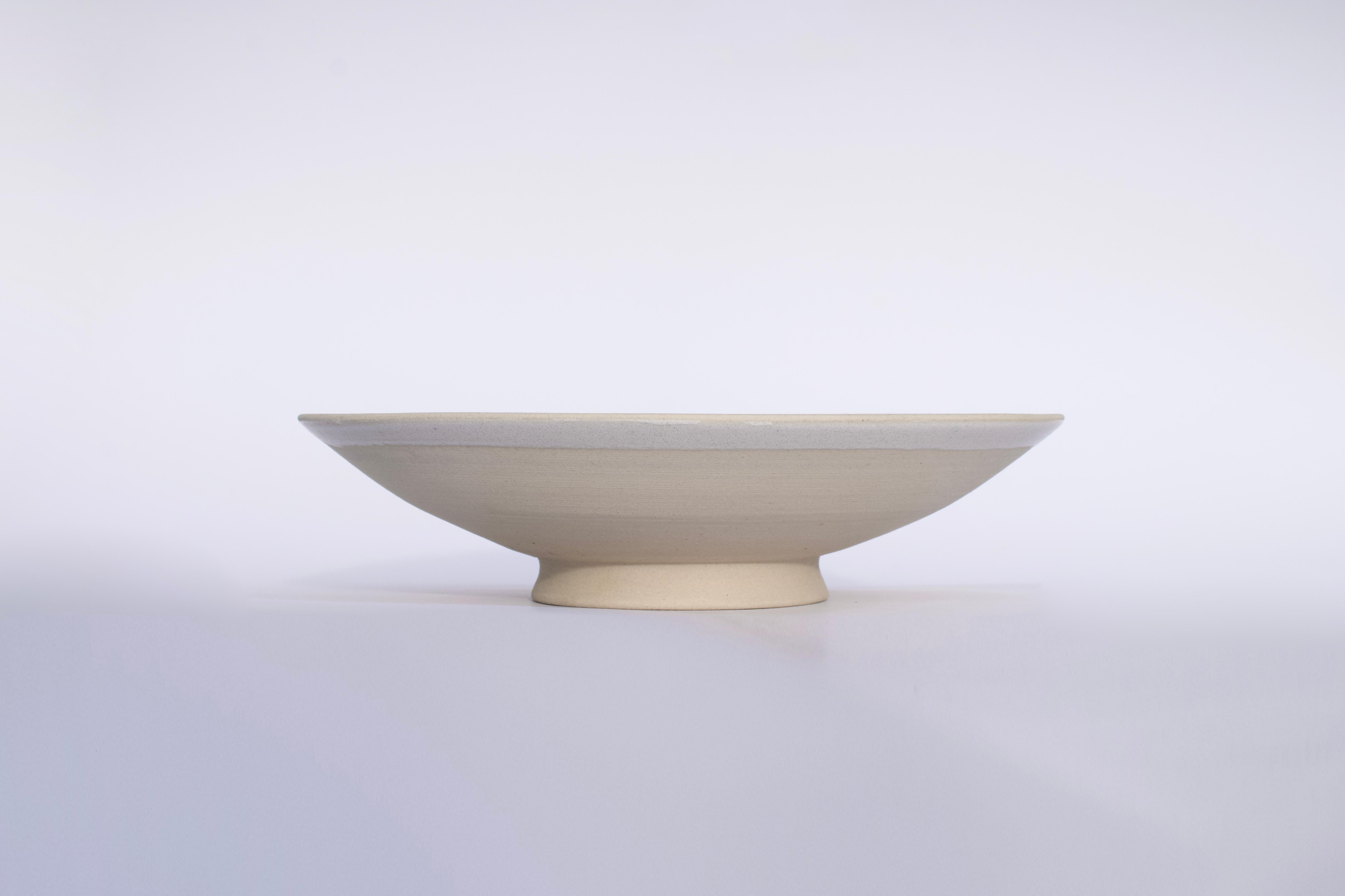 Bora Tableware Collectional pièce pour le service et la conservation au réfrigérateur, réalisée par l'artiste céramiste Orsolya Pattantyús. Des formes élégamment raffinées au caractère intemporel créées exclusivement pour VUUV Works.

Le concept de