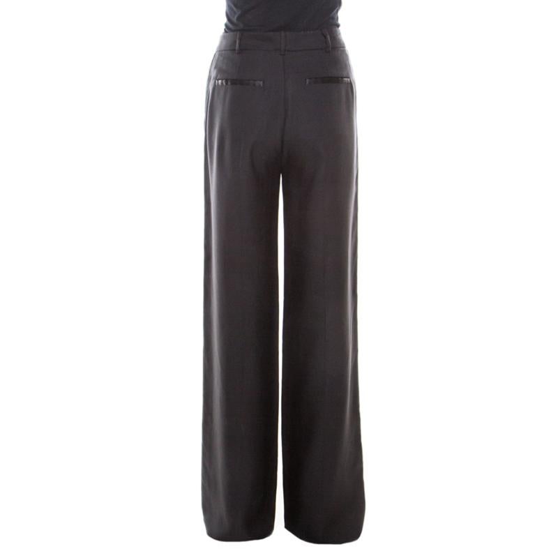 Just perfect to wear to work or at any formal gathering, these trousers from Borbonese will come in handy. The trousers are tailored from quality fabrics and feature contrast satin panels along the sides. Wear it with blouses, blazers or jackets and