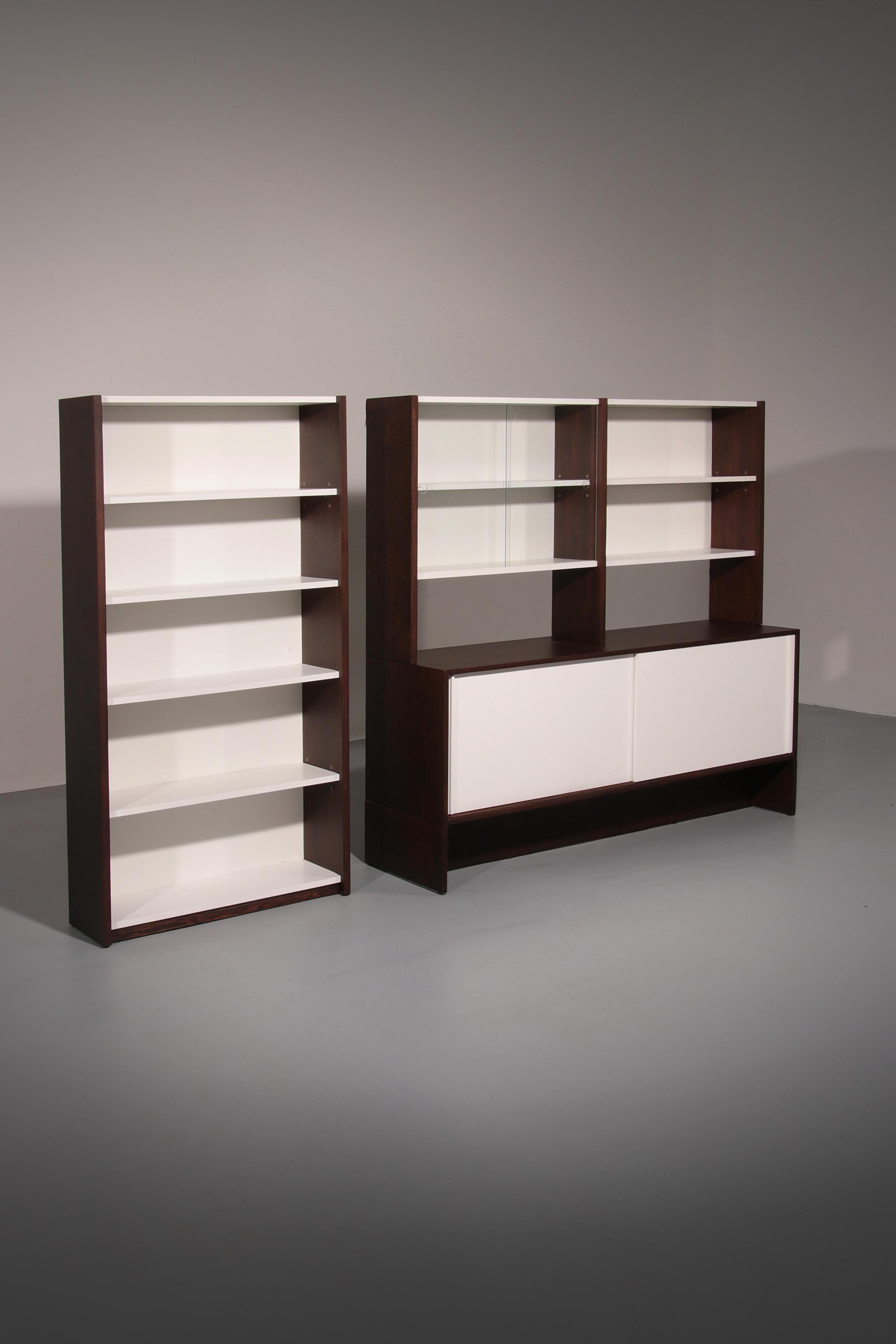 Découvrez l'élégance intemporelle avec le buffet et la bibliothèque Borculo du milieu du siècle, un chef-d'œuvre conçu par le célèbre designer néerlandais Martin Visser pour 't Spectrum en 1960. Cette pièce emblématique du Design/One fusionne