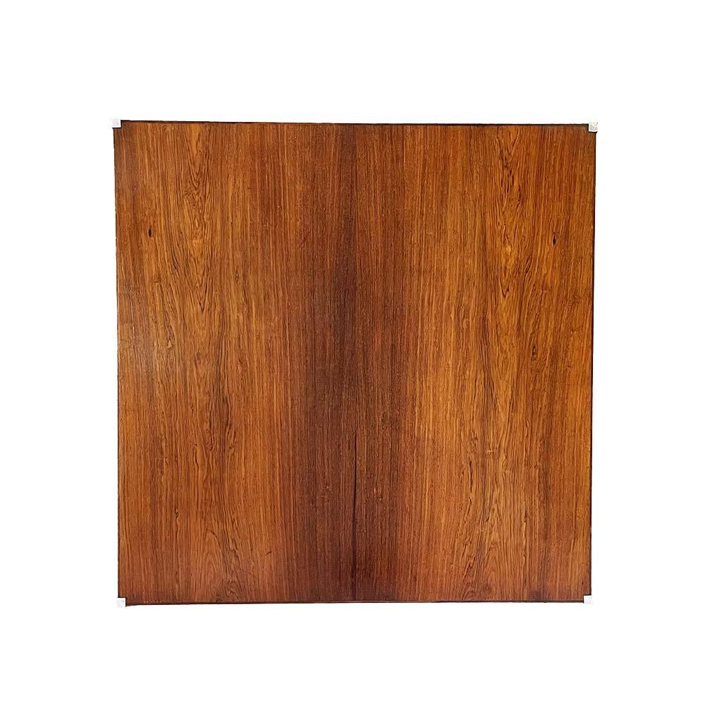 Mit seinem raffinierten Design, bei dem die sehr leichte Metallstruktur die Maserung und Wärme des Palisanderholzes hervorhebt, ist dieser Tisch raffiniert und elegant. So ist das Modell 