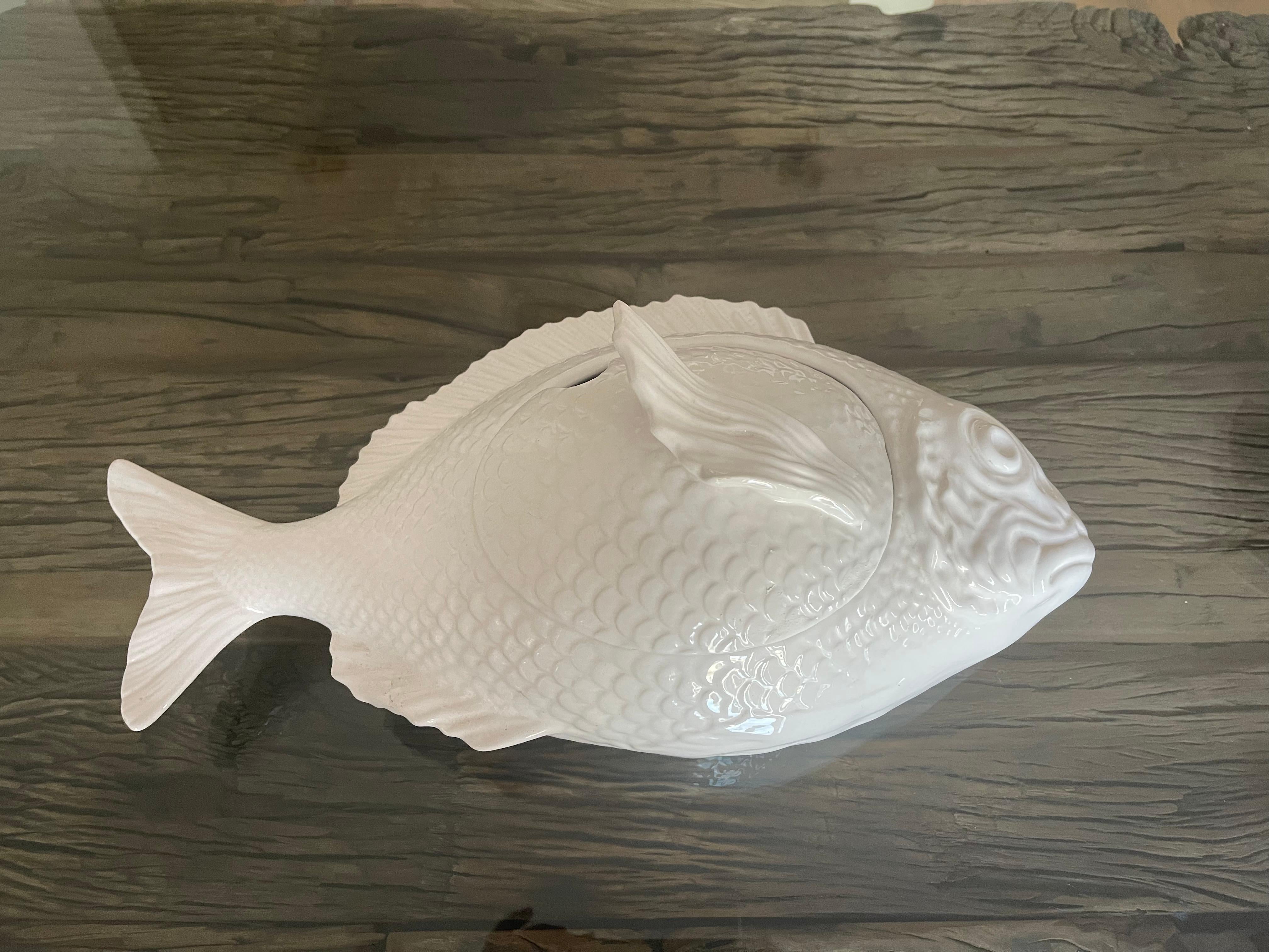 Zuppiera portoghese vintage in maiolica bianca a forma di pesce, lunga 16