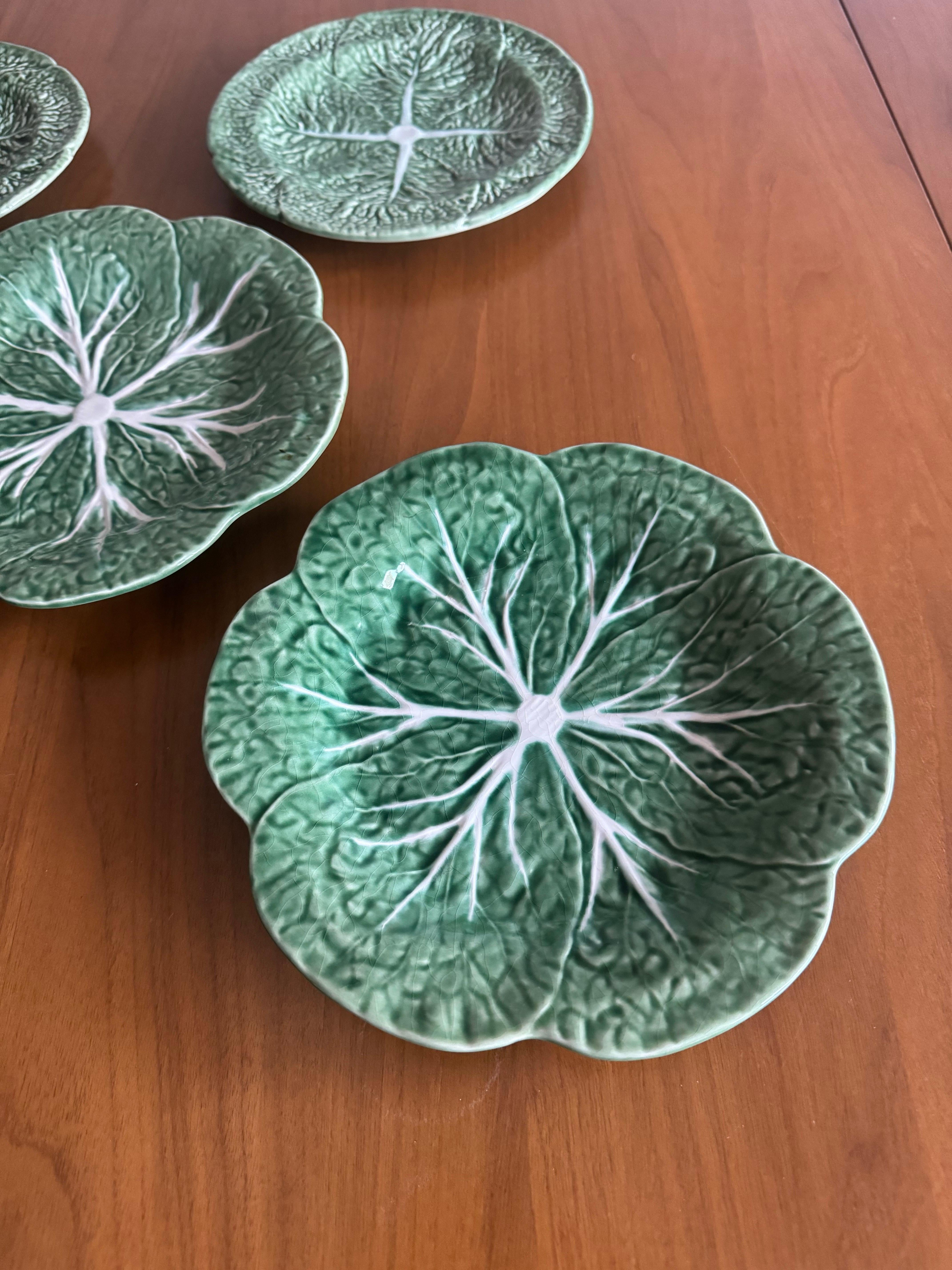 Satz von fünf (5) Vintage-Tellern mit grünem Kohlblatt-Majolikadesign von Bordallo Pinheiro, darunter Teller mit Wellenschliff für das Mittagessen und Salatteller mit glattem Rand

Unterschrieben. Hergestellt in Portugal.

Enthält die folgenden 5