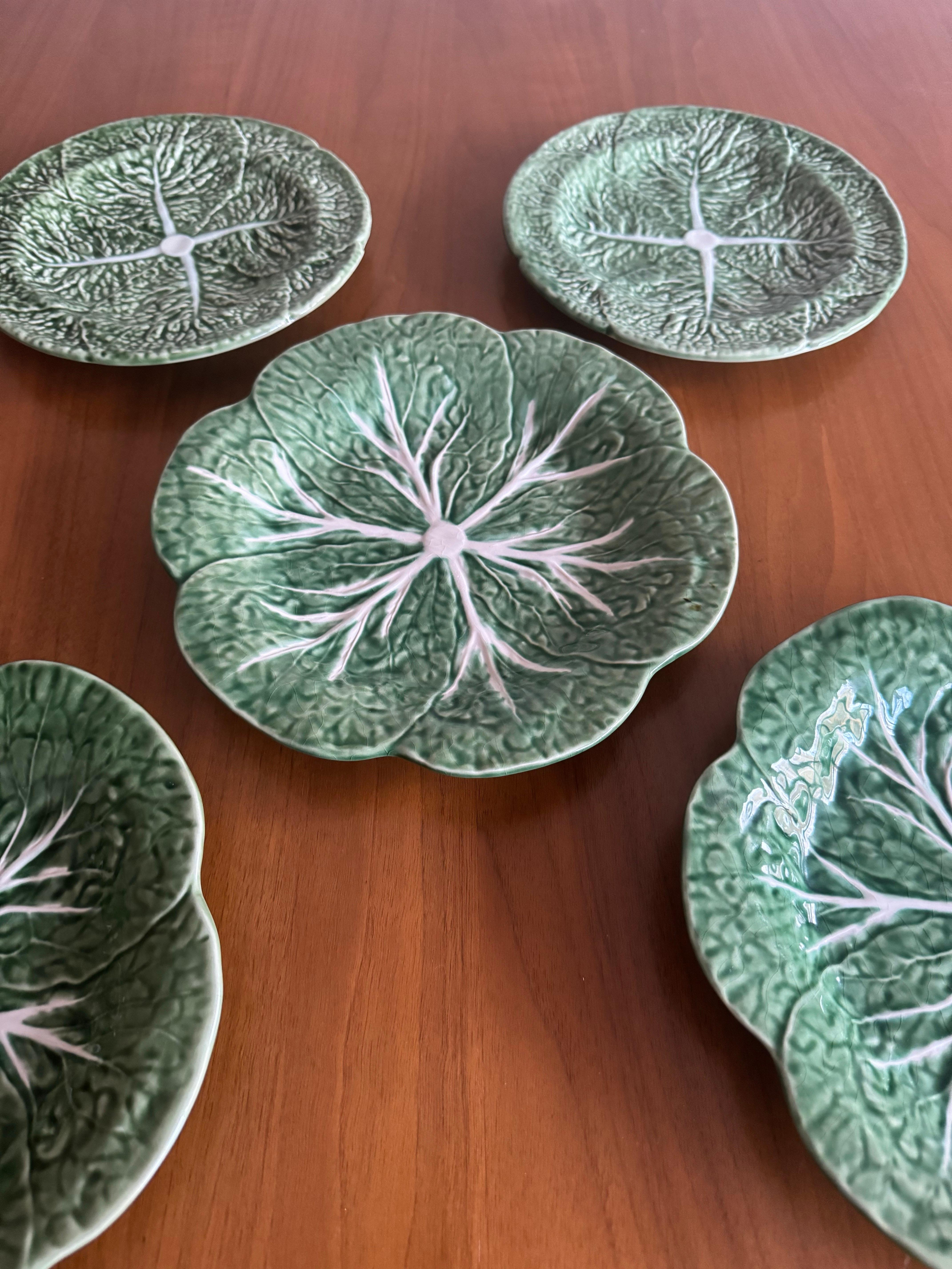 Bordallo Pinheiro Grünes Luncheon- und Salatteller-Set mit Cabbage-Blattblattverzierung (Ende des 20. Jahrhunderts) im Angebot