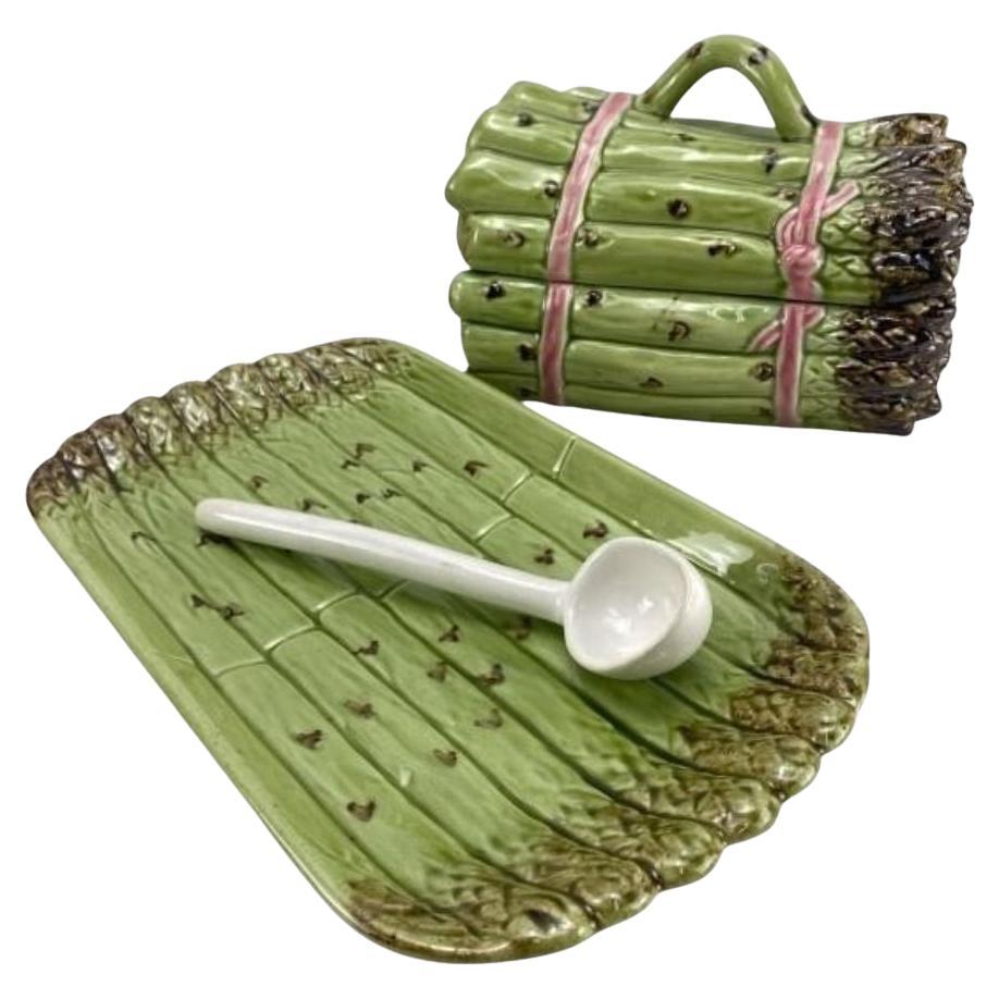 Eine reizvolle Bordallo Pinheiro Majolika Spargel Terrine & Tablett Set komplett mit seiner ursprünglichen Schöpfkelle. Dieses bezaubernde portugiesische Keramikstück zeigt ein detailreiches Spargelbündel-Design mit realistischen Grün- und
