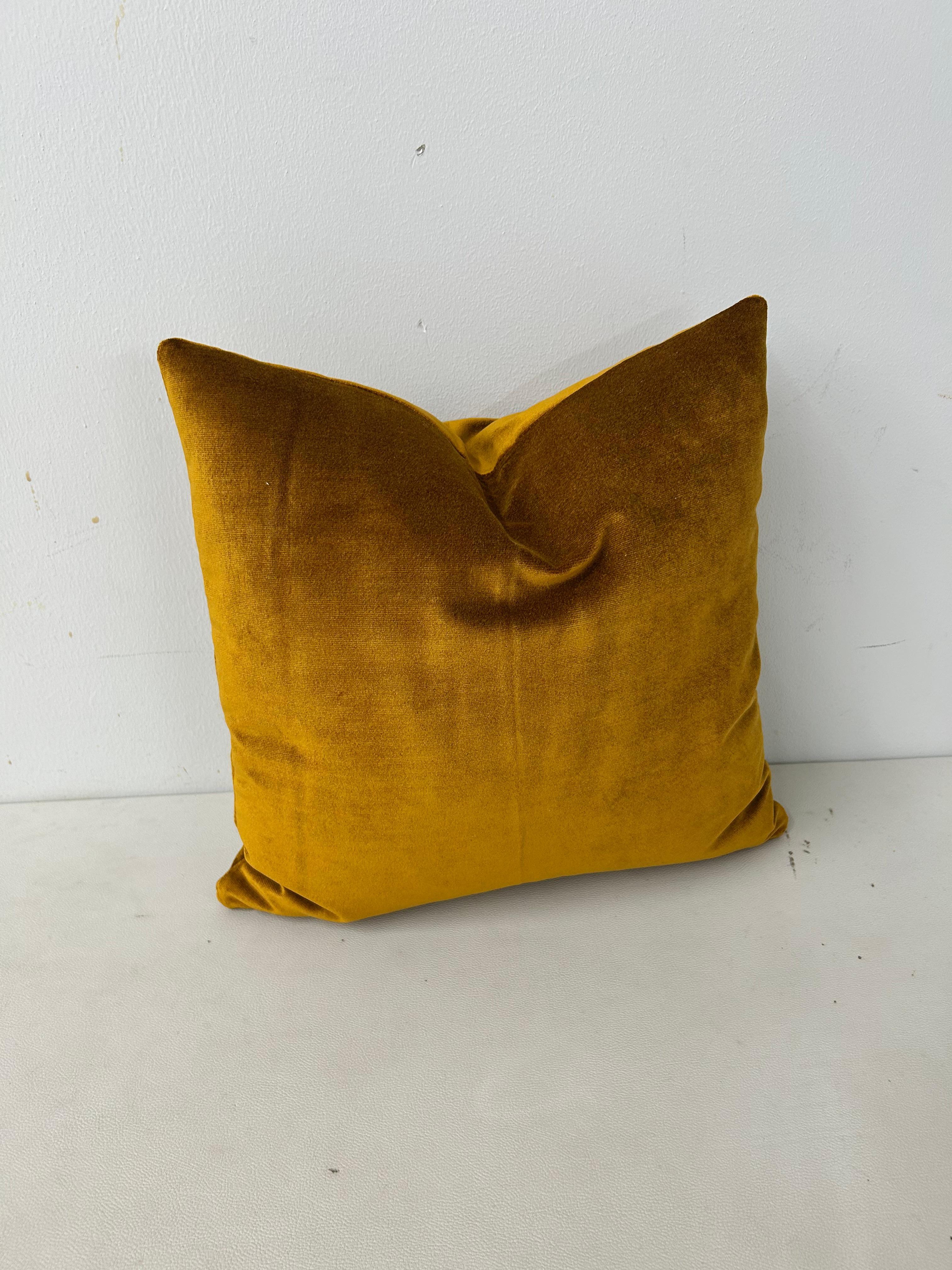 Ajoutez de la sophistication à n'importe quelle pièce avec ce luxueux tissu en velours de fausse soie, dans une couleur laiton antique chatoyante.  Le jeté comprend un insert en plumes de duvet hyperallergiques.

Dimensions :
Carré de 18 pouces
5