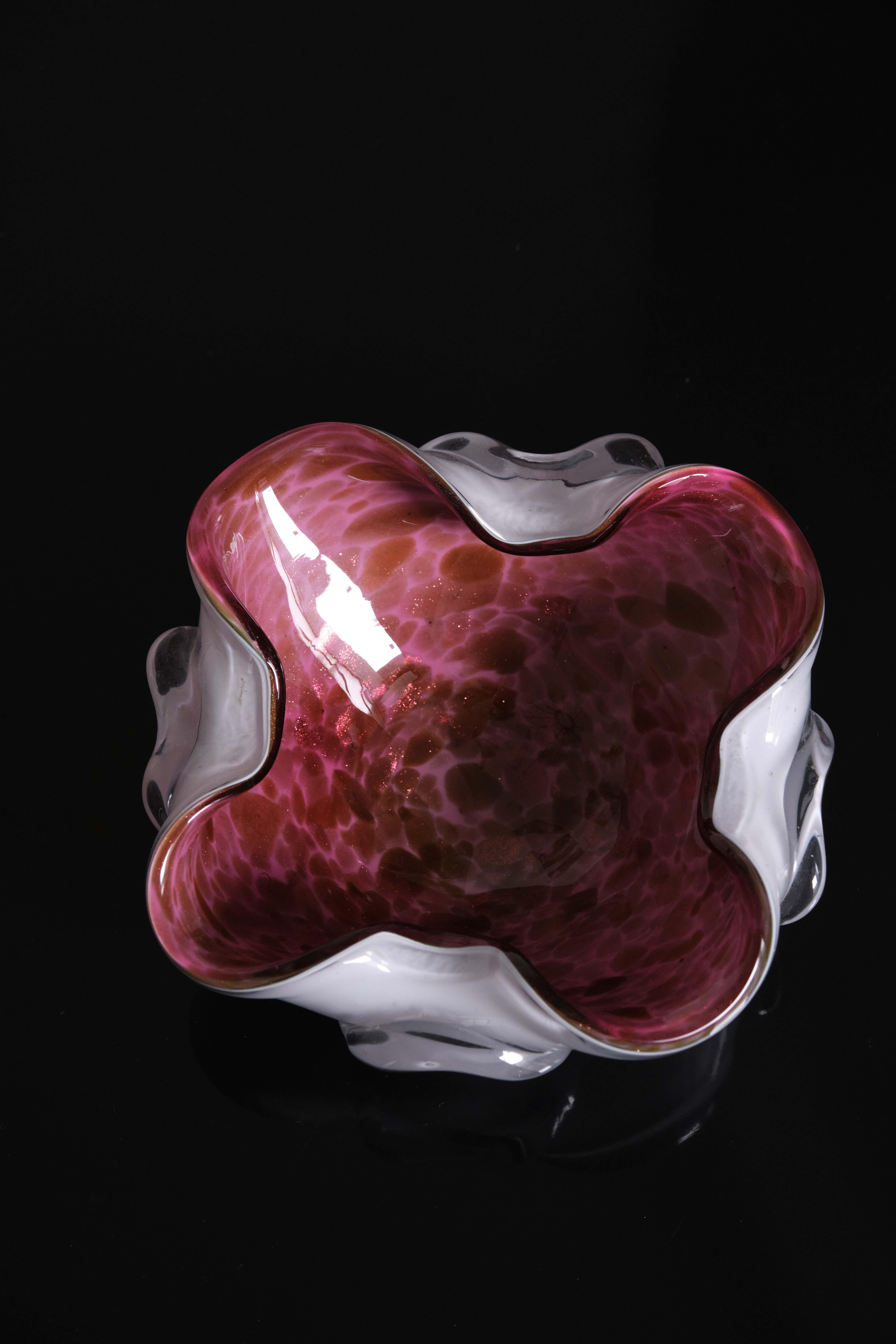 ¿Qué es el cristal de Murano? ¿Es vidrio fabricado en un lugar especial? ¿O fabricados con técnicas especiales? En realidad son ambas cosas. El cristal de Murano es cristal en el sentido químico de la palabra. Sin embargo, el cristal de Murano es