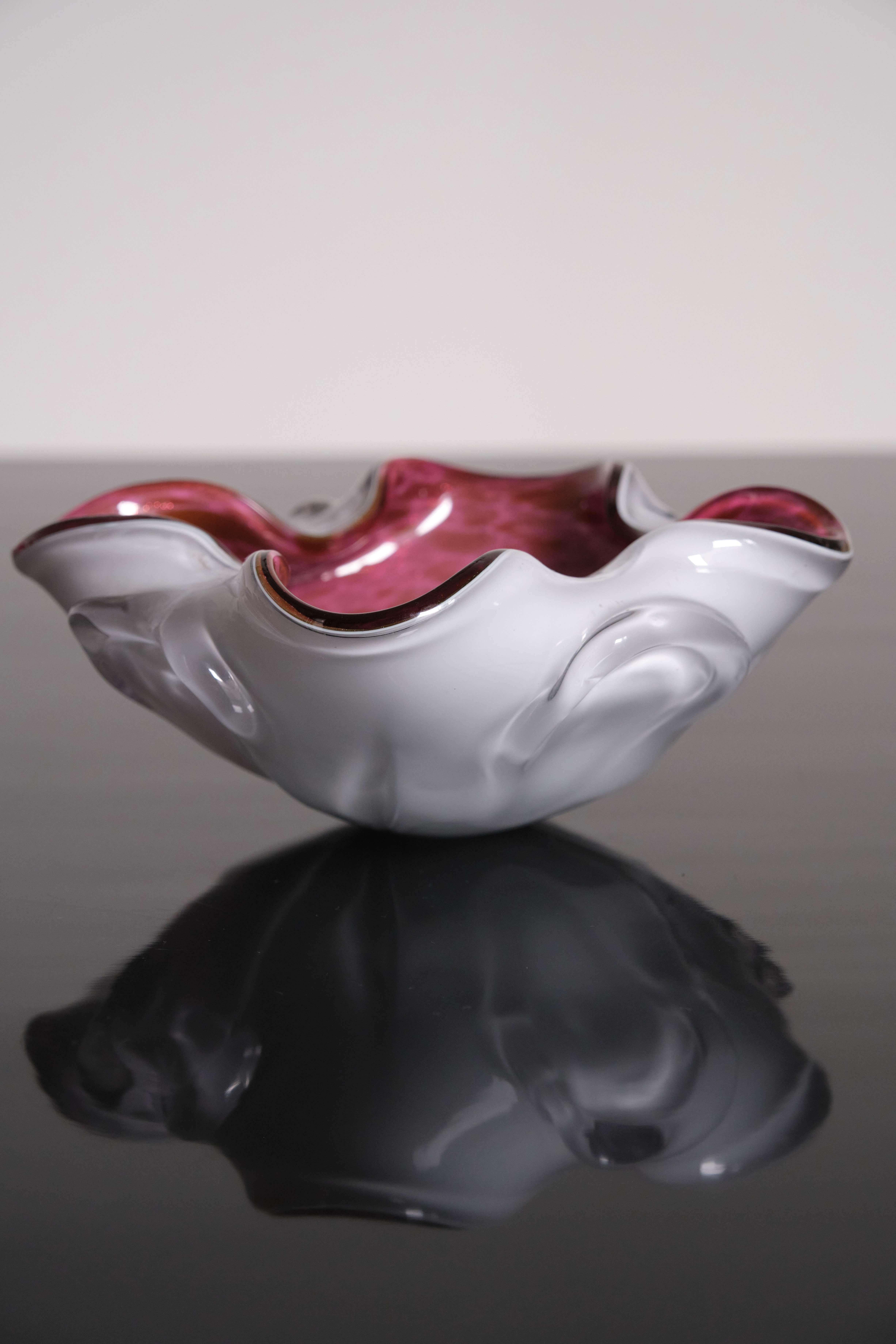 Burdeos  y cuenco blanco de cristal de Murano, Italia, años 50 Art Decó en venta