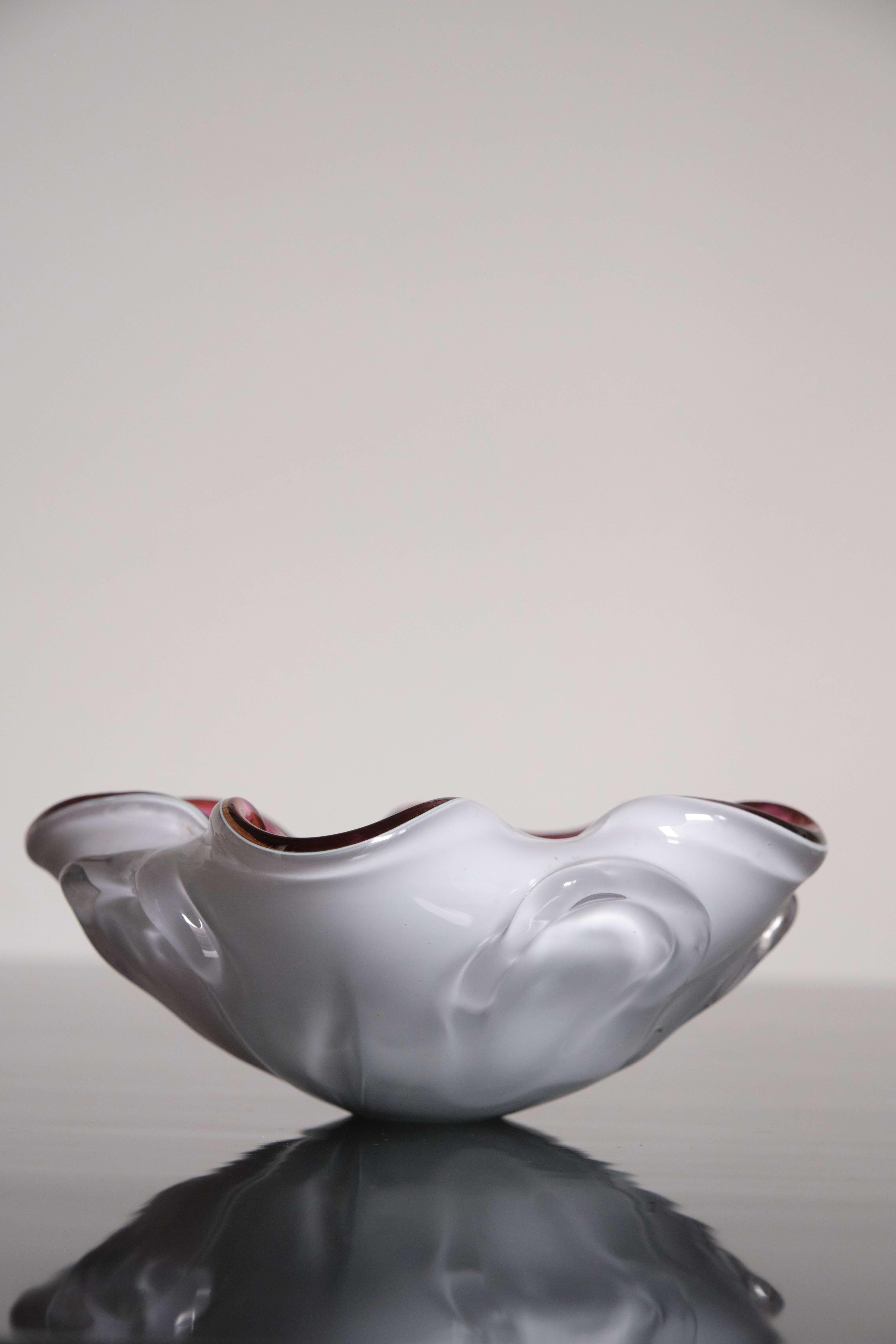 Burdeos  y cuenco blanco de cristal de Murano, Italia, años 50 en Bueno estado para la venta en Buenos Aires, AR