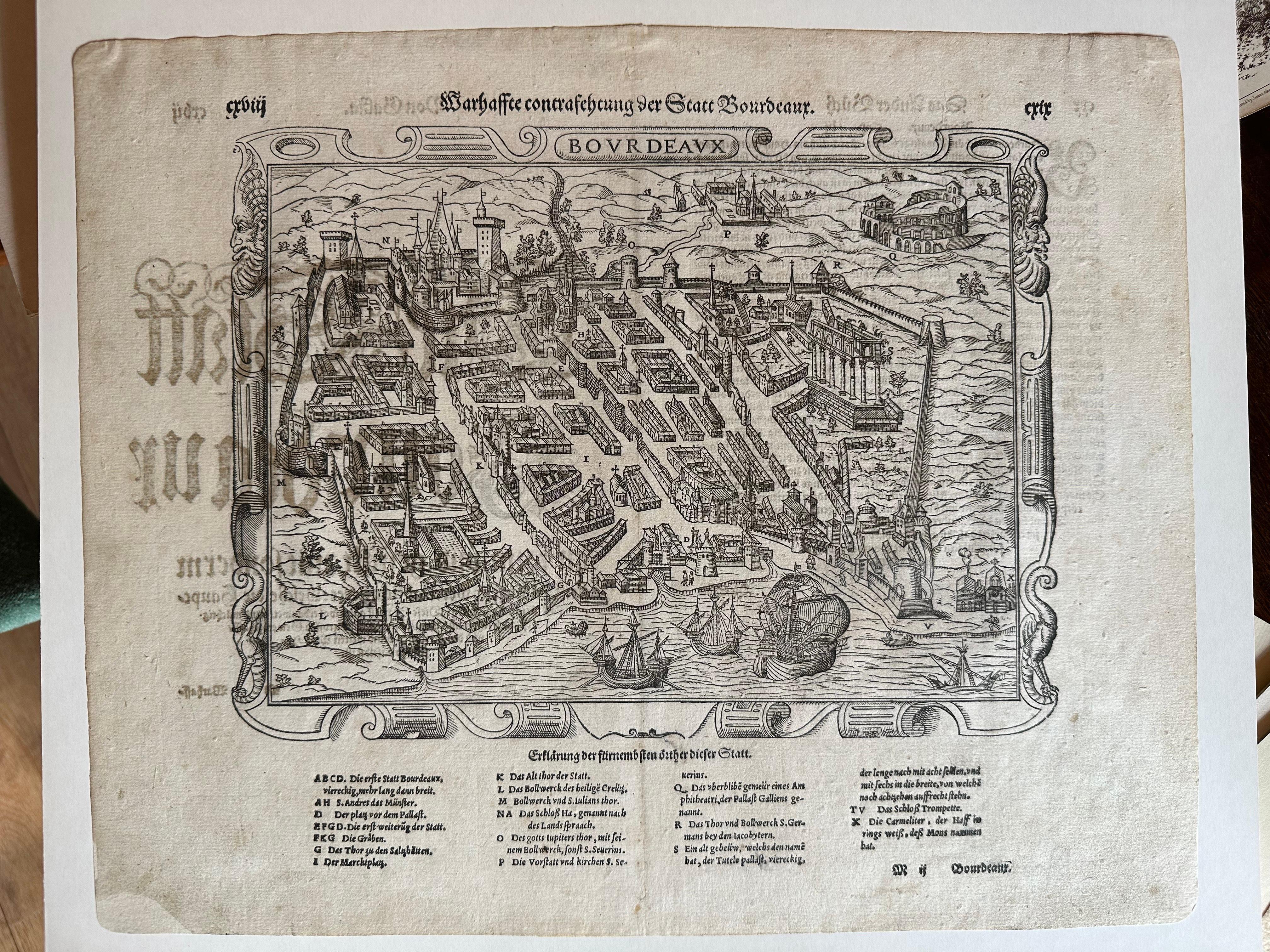 Veduta della città di Bordeaux - xilografia originale di Braun & Hogenberg, 1575 ca.

Descrizione:
Questa dettagliata e altamente decorativa veduta a volo d'uccello di Bordeaux, intitolata Bovrdeavx, proviene dal famoso atlante Civitates Orbis
