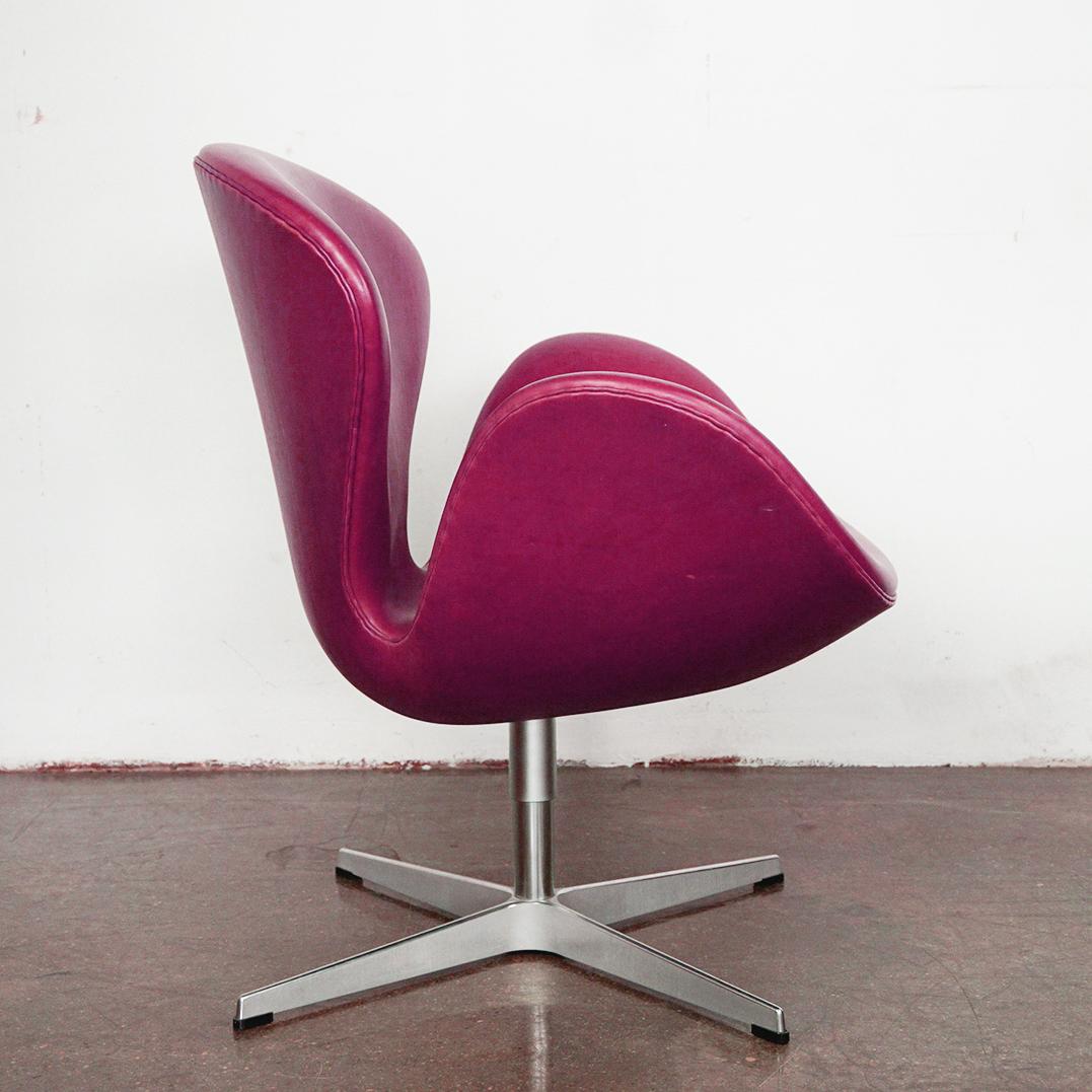 Silla Cisne de cuero burdeos de Arne Jacobsen para Fritz Hansen Dinamarca 2