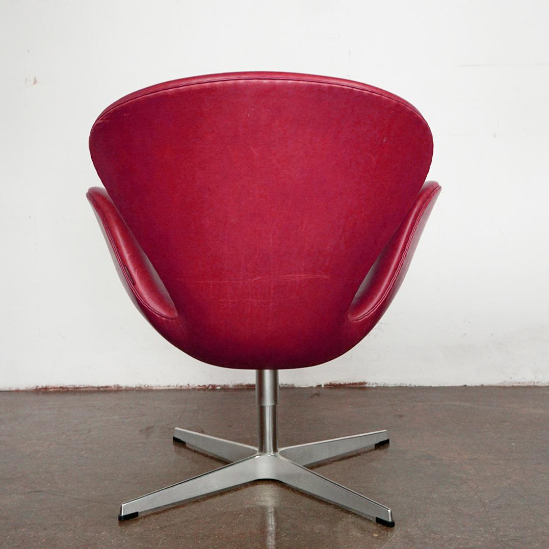 Silla Cisne de cuero burdeos de Arne Jacobsen para Fritz Hansen Dinamarca 3