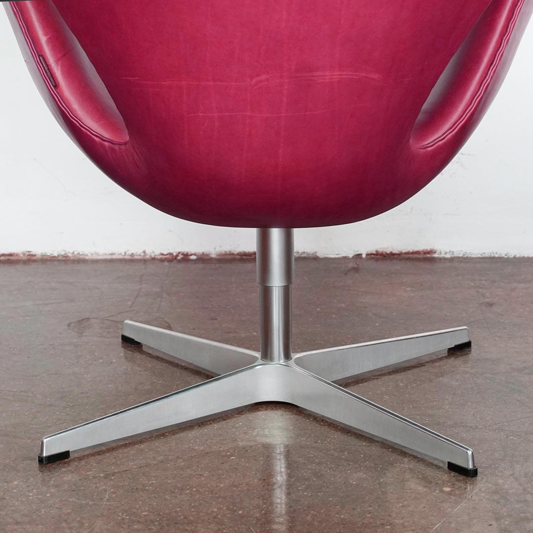 Silla Cisne de cuero burdeos de Arne Jacobsen para Fritz Hansen Dinamarca 4