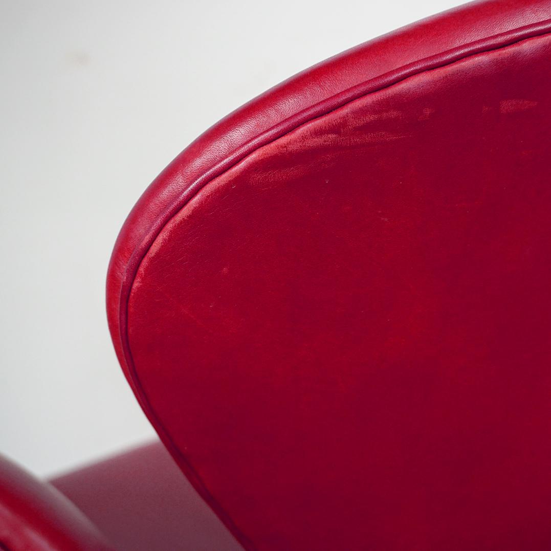 Silla Cisne de cuero burdeos de Arne Jacobsen para Fritz Hansen Dinamarca 6