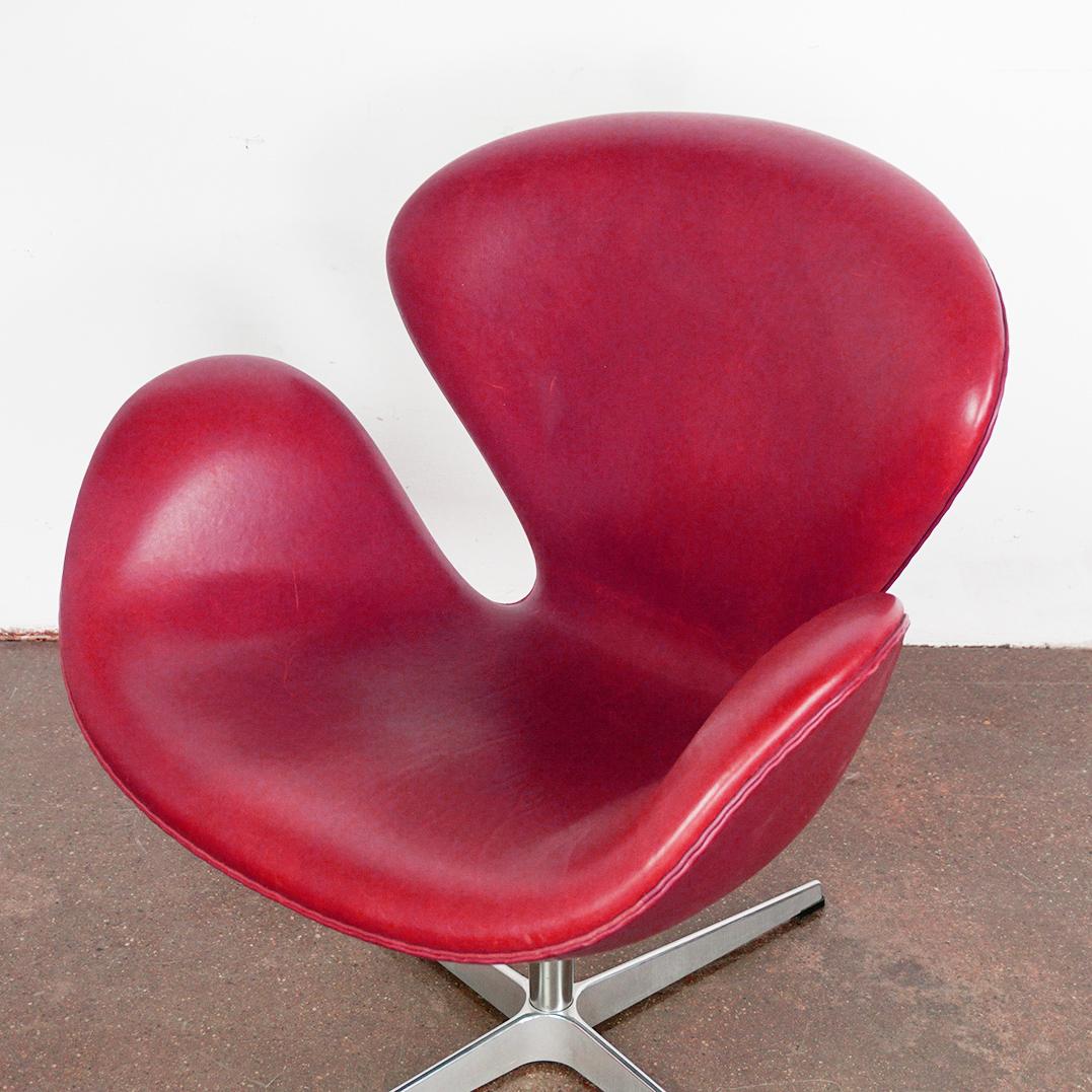 Silla Cisne de cuero burdeos de Arne Jacobsen para Fritz Hansen Dinamarca 8