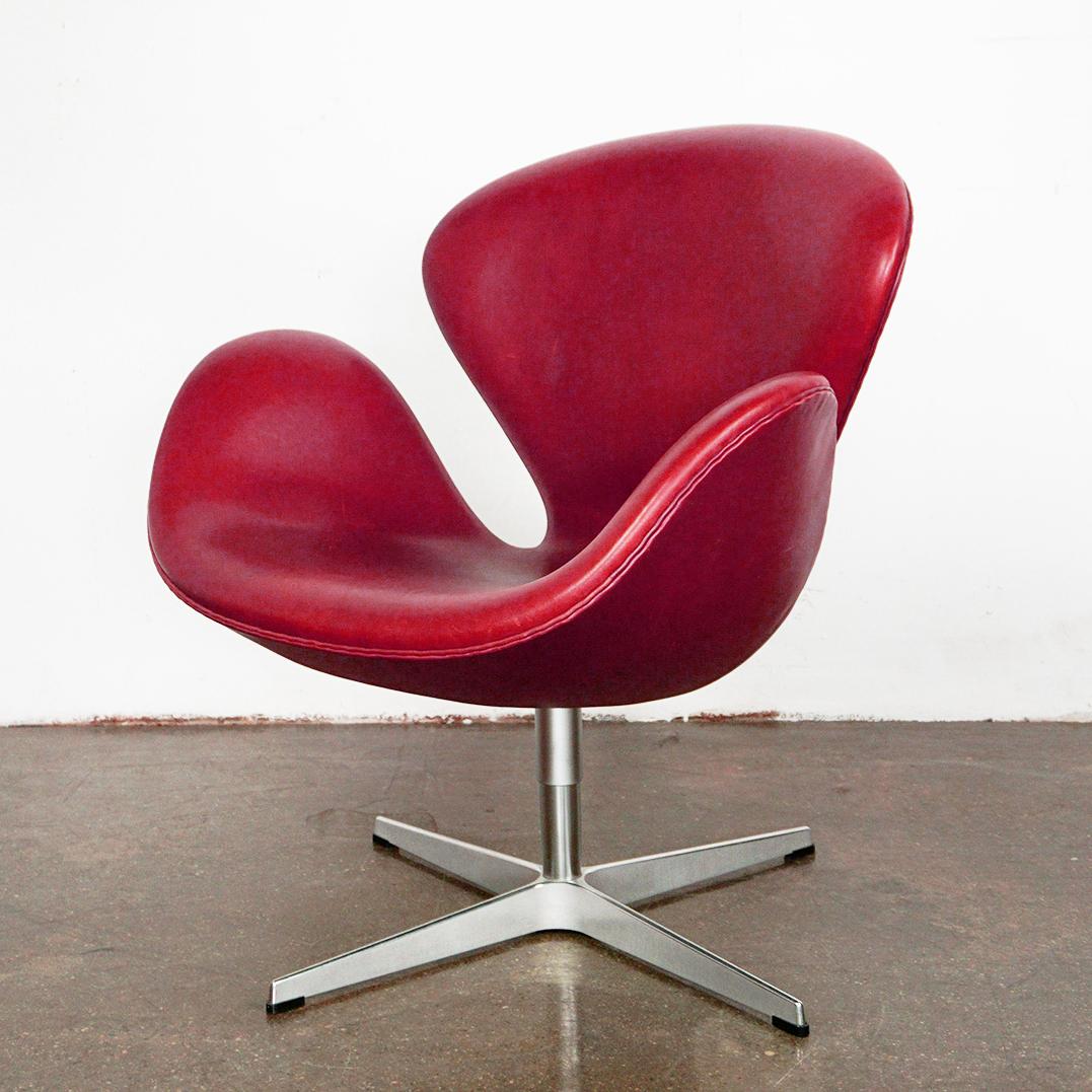 Silla Cisne de cuero burdeos de Arne Jacobsen para Fritz Hansen Dinamarca 9