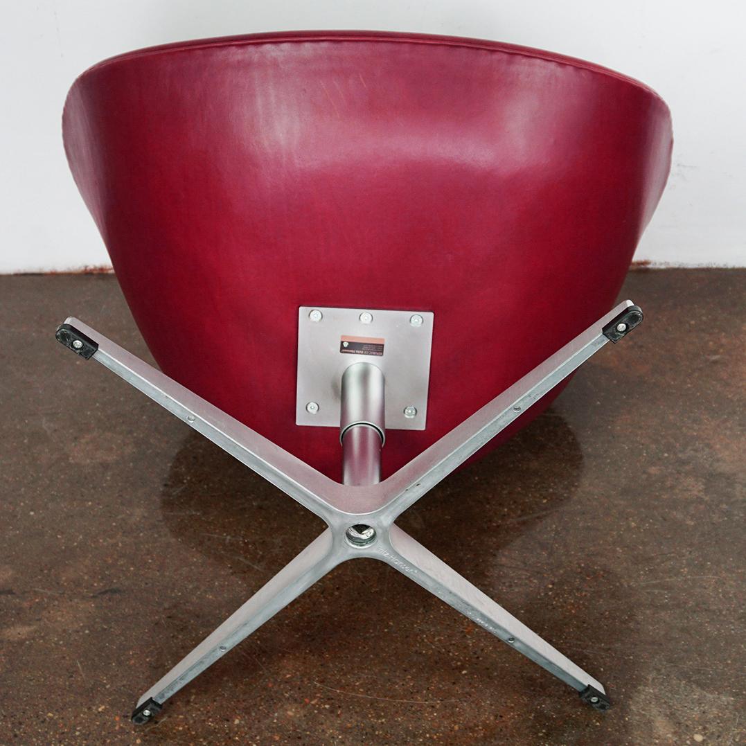 Silla Cisne de cuero burdeos de Arne Jacobsen para Fritz Hansen Dinamarca 11
