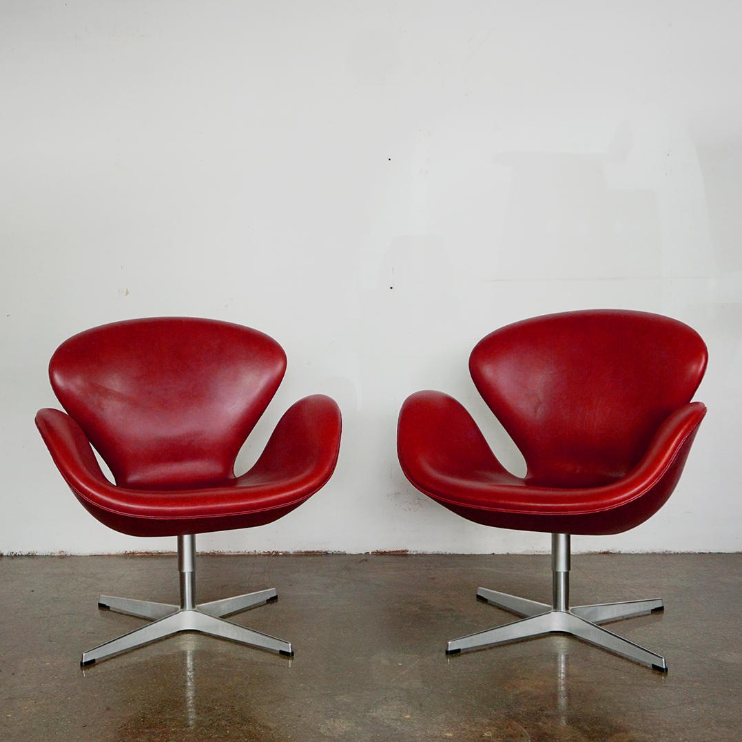 Preciosos sillones cisne de cuero burdeos modelo 3320, diseñados por Arne Jacobsen en 1958 para el hotel SAS Royal Copenhagen, inaugurado en 1960. Éste ha sido fabricado por Fritz Hansen 2012, como puedes ver en su etiqueta original. Tiene un pie